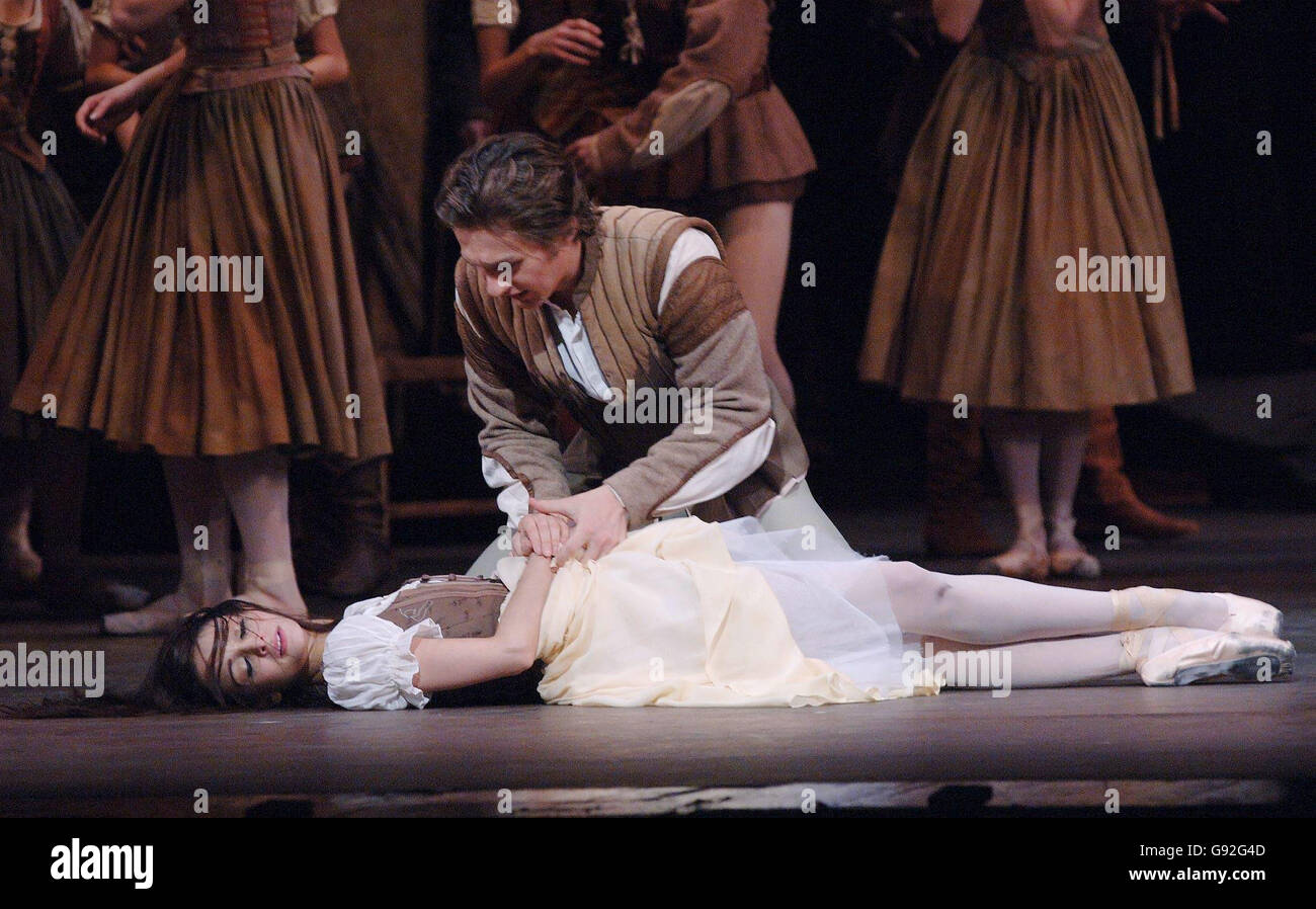 Roberta Marquez come Giselle, e Ivan Putrov come Conte Albrecht durante una prova di vestito per la nuova produzione di balletto di Giselle, presso la Royal Opera House di Covent Garden, nel centro di Londra, lunedì 9 gennaio 2006. PREMERE ASSOCIAZIONE foto. Il credito fotografico dovrebbe essere: Ian West/PA Foto Stock