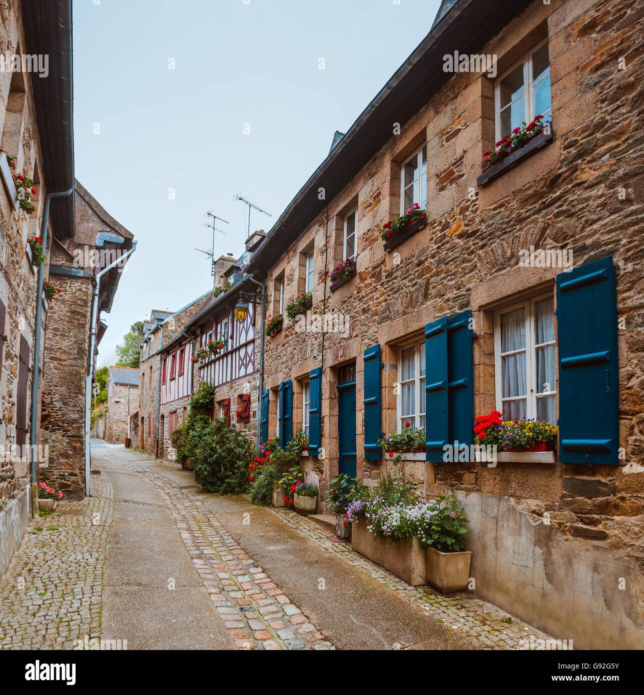 Strada Vecchia città Bretone Treguier, Francia Foto Stock