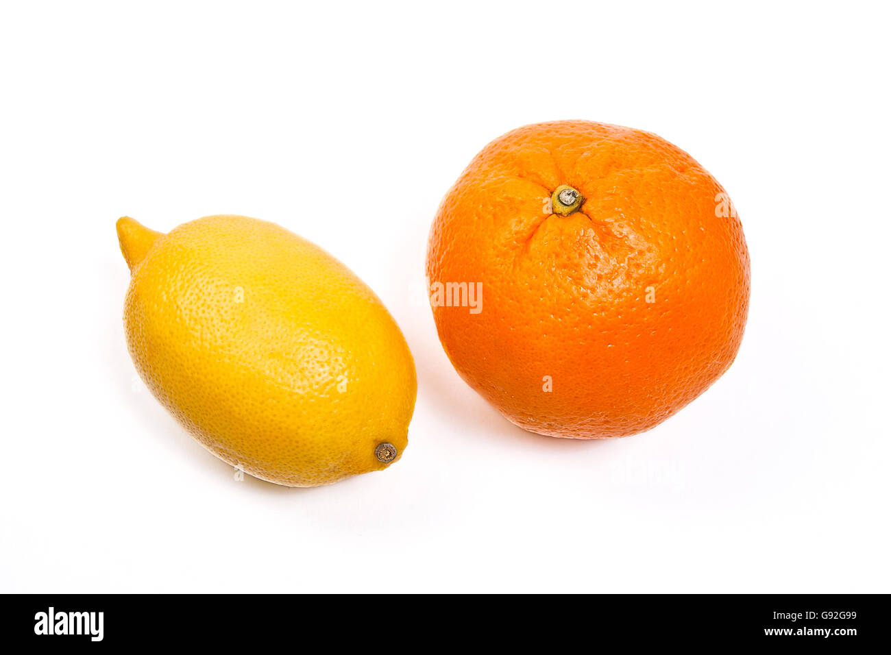 Giallo limone maturo isolato su uno sfondo bianco. Unico arancio fresco frutta. Isolato su sfondo bianco. Foto Stock