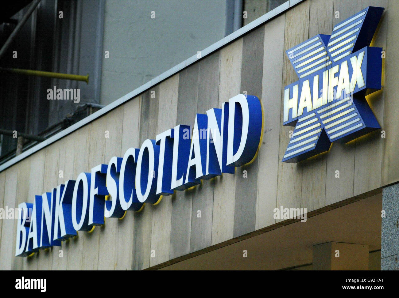 Una filiale Halifax Bank of Scotland (HBOS) a George Street, Edimburgo, martedì 10 gennaio 2005. HBOS si è impegnata a scuotere il mercato bancario irlandese oggi dopo aver annunciato i piani per la distribuzione di una catena di filiali di alto livello. La divisione irlandese del gruppo - Bank of Scotland (Ireland) - cercherà di rompere il dominio di Bank of Ireland e Allied Irish Bank, che si pensa abbiano un rapporto con il 91% dei clienti irlandesi. Tenterà di scatenare una battaglia tra gli operatori lanciando un tasso del conto di risparmio del 3.75%, battendo tutti i tassi esistenti disponibili nel paese, e offrendo più a lungo Foto Stock