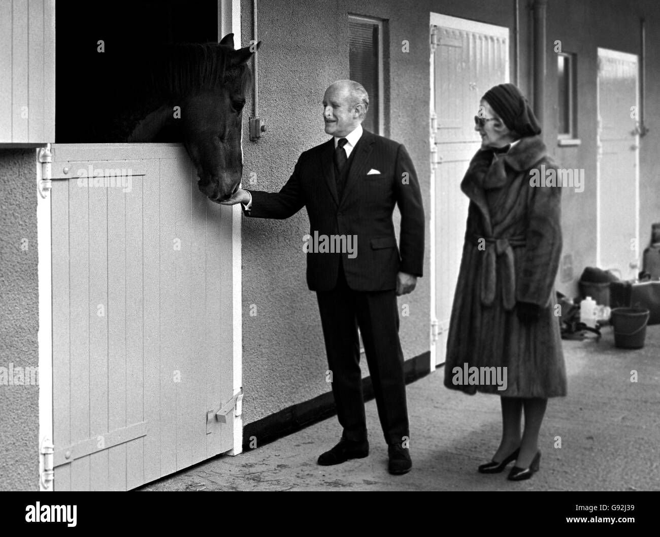 350,000 complesso stabile nella zona paddock, dopo che l'ha ufficialmente aperto svelando una targa. Foto Stock