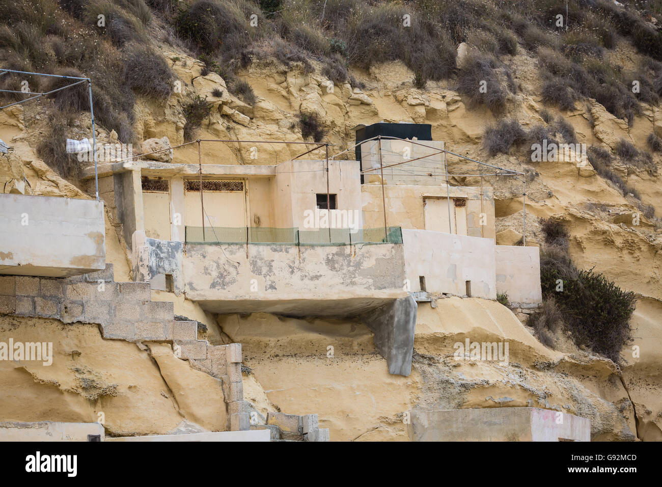 Case surfers nella Baia rocciosa costa sull'isola di Malta. Foto Stock