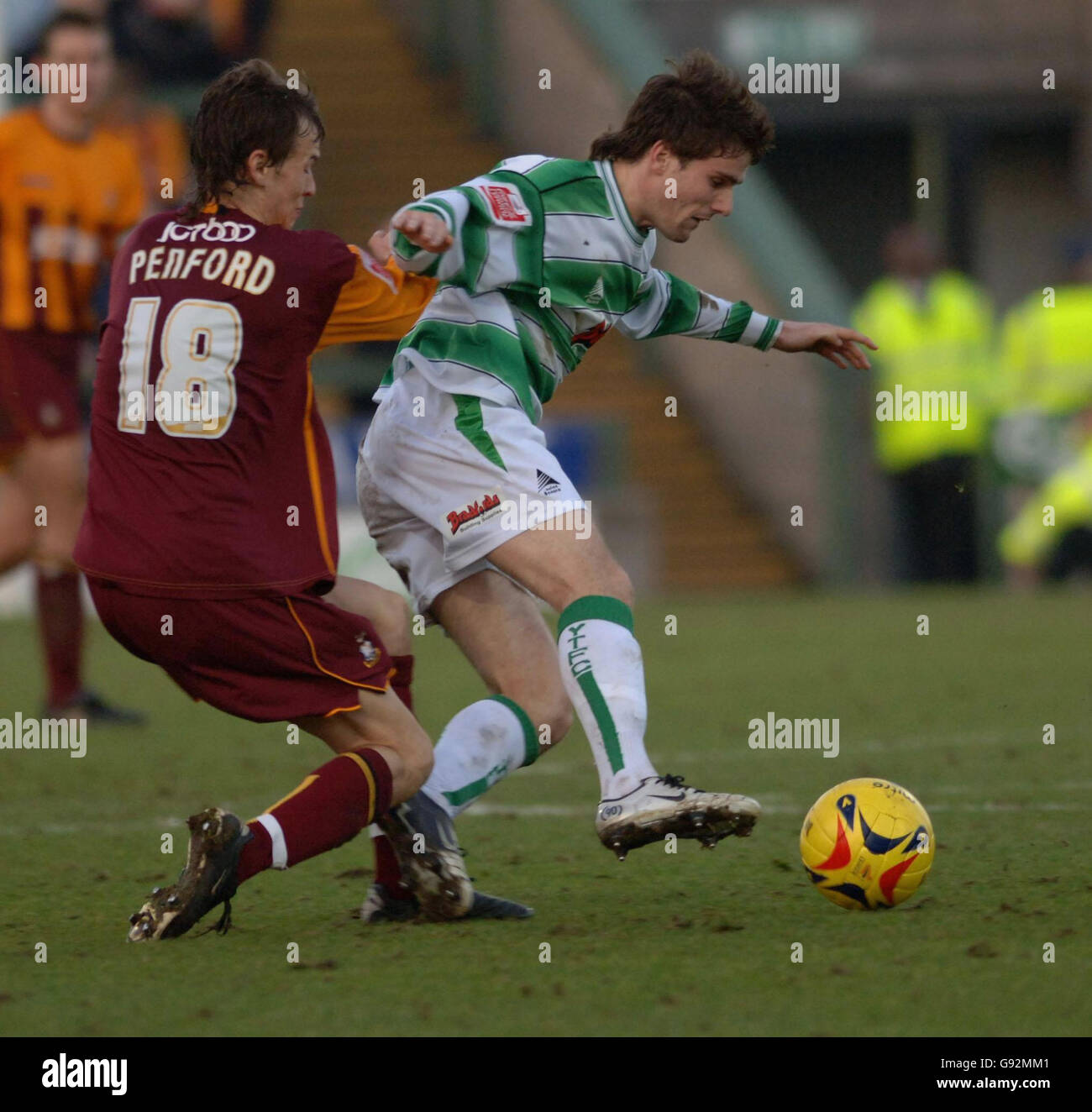 Yeovil's Aaron Davies (R) cerca di sfuggire al Tom Penford di Bradford durante la partita della Coca-Cola League 1 a Huish Park, Yeovil, sabato 21 gennaio 2006. PREMERE ASSOCIAZIONE foto. Il credito fotografico dovrebbe essere: Neil Munns/PA NON UFFICIALE USO DEL SITO WEB DEL CLUB. Foto Stock