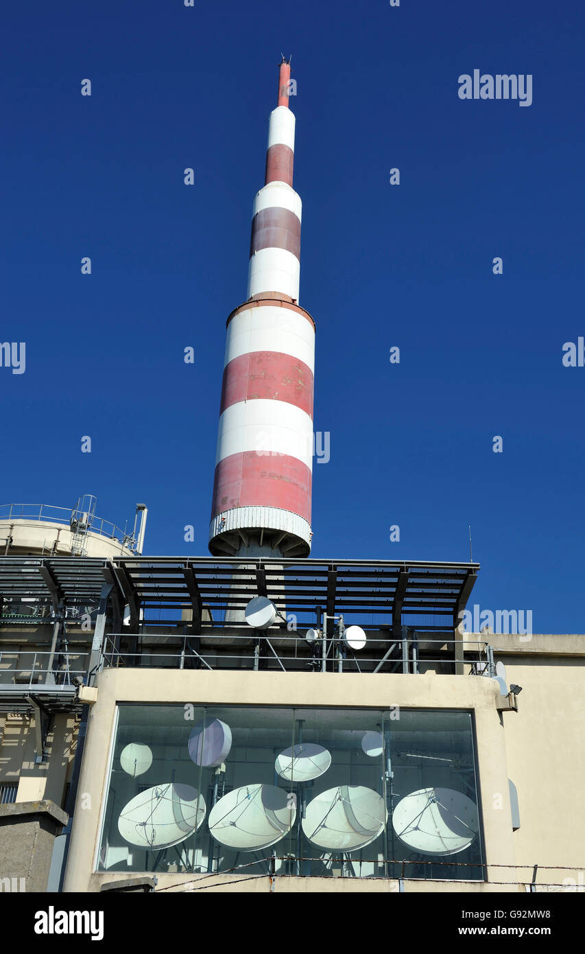 Antenna di comunicazione contro un cielo blu chiaro Foto Stock