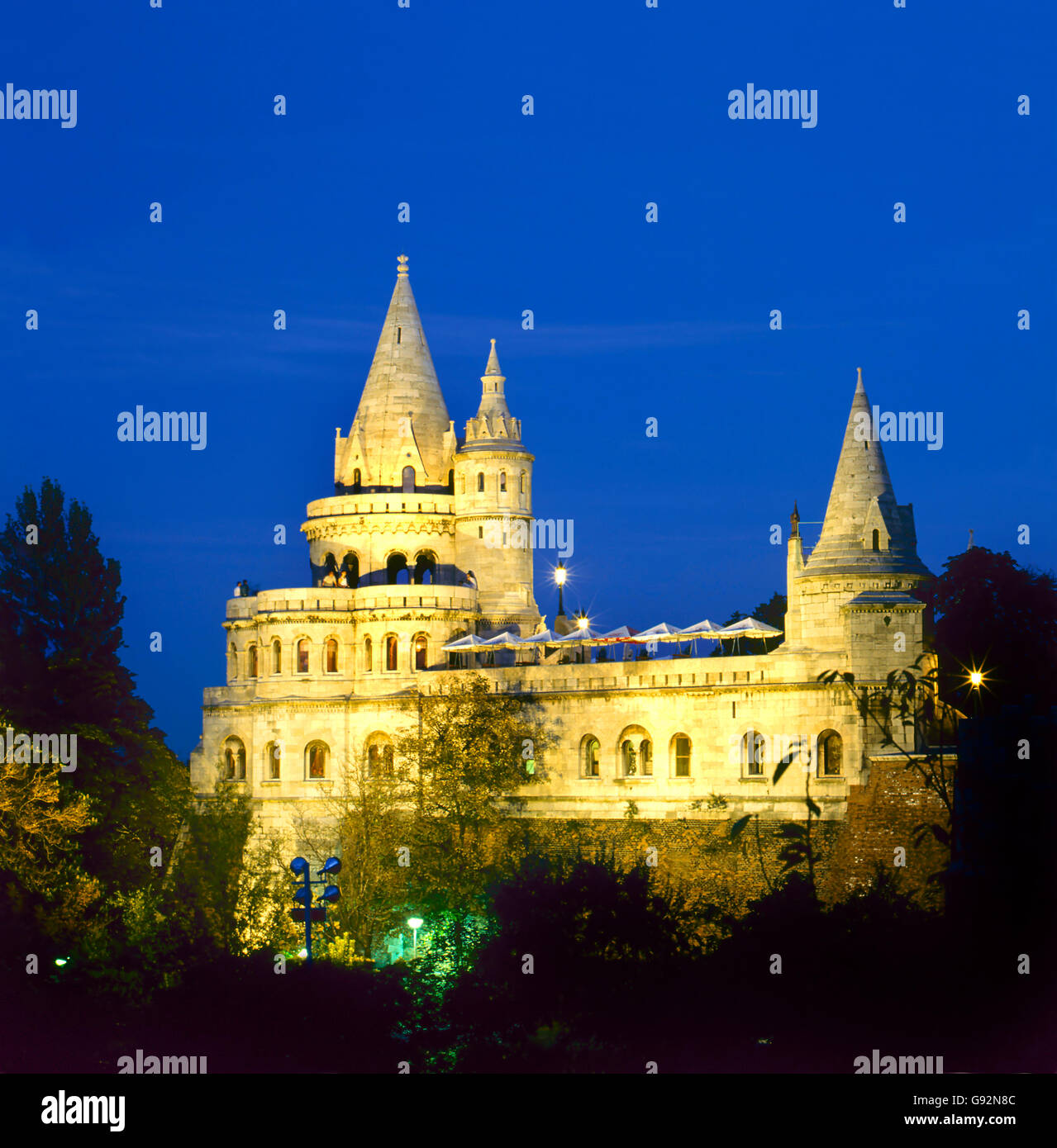 Il Bastione dei Pescatori di notte a Budapest , Ungheria Foto Stock