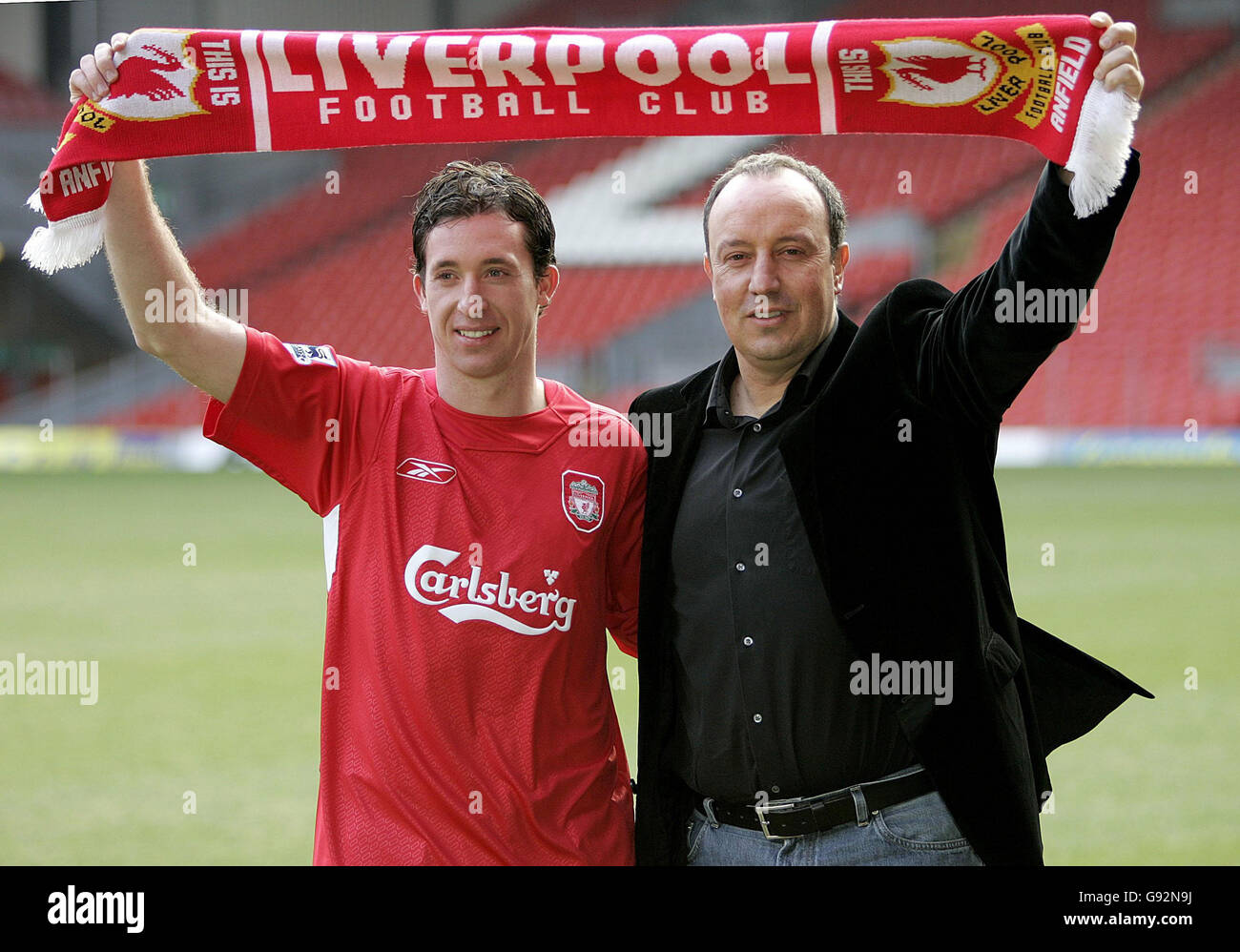 La nuova firma di Liverpool Robbie Fowler pone per i fotografi con il manager Rafael Benitez ad Anfield, Liverpool, lunedì 30 gennaio 2006. Vedi PA storia CALCIO Liverpool. PREMERE ASSOCIAZIONE foto. Il credito fotografico dovrebbe essere: Martin Rickett/PA. Foto Stock