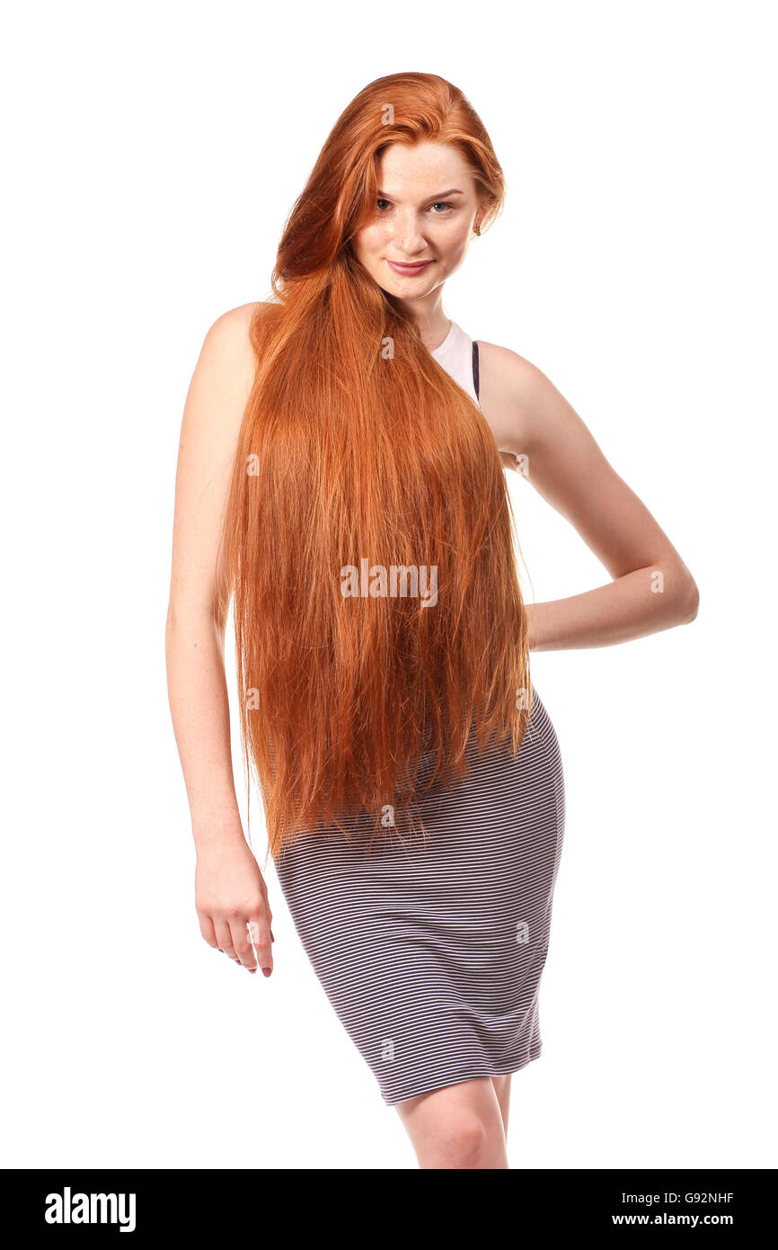 Bellezza ragazza ritratto. Una sana lunghi capelli rossi. Bella giovane donna isolato su sfondo bianco Foto Stock