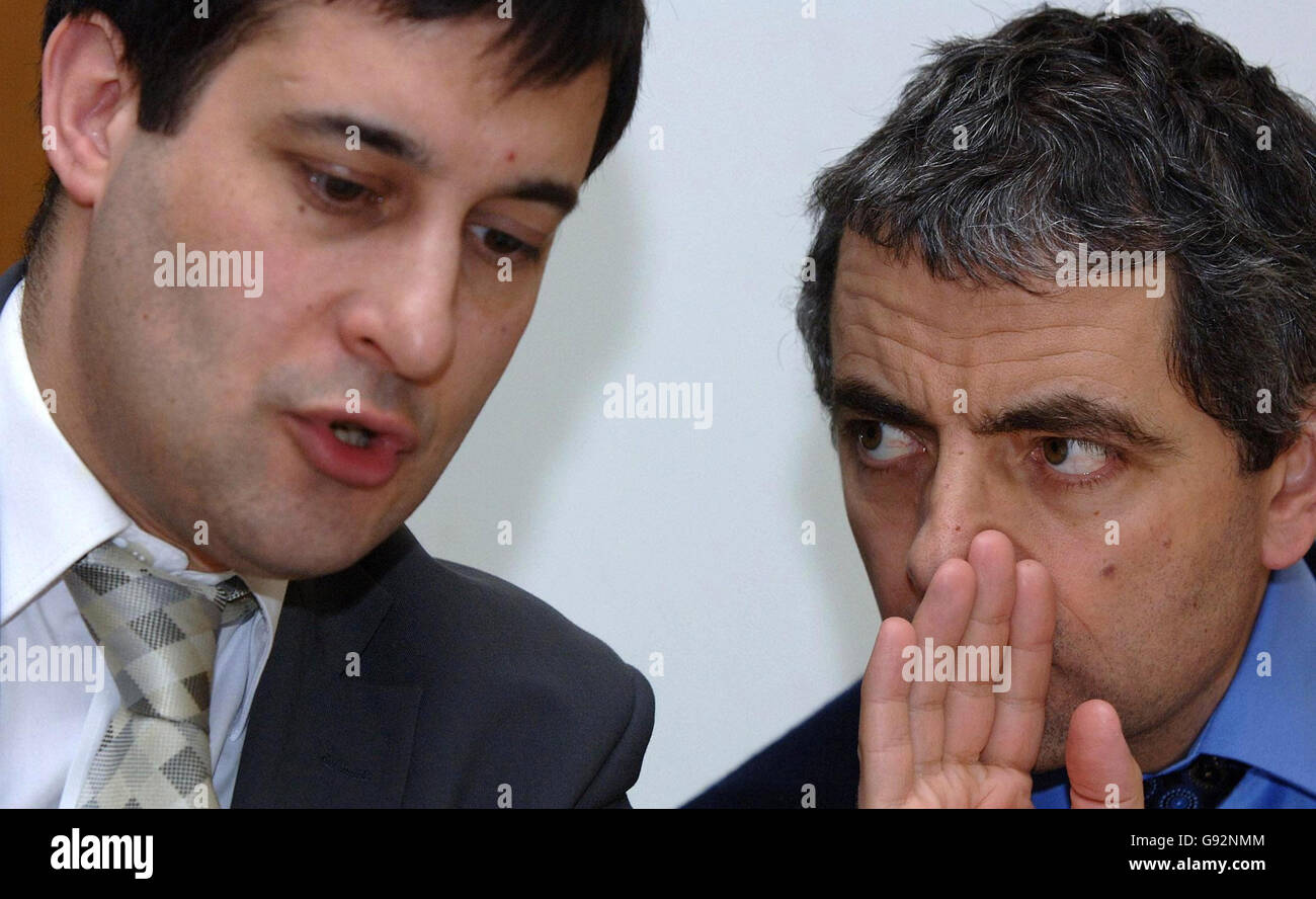 Il comico e l'attore Rowan Atkinson parla al deputato liberaldemocratico Evan Harris durante una conferenza stampa alla Portcullis House, nel centro di Londra, lunedì 30 gennaio 2006. Gli MPS, gli animatori e gli attivisti per i diritti umani hanno parlato di piani per respingere gli emendamenti alla legge sull'odio razziale e religioso dei governi nel corso di un'audizione della Camera dei Comuni di domani. Vedere la storia del PA. PREMERE ASSOCIAZIONE foto. Il credito fotografico dovrebbe essere: Matthew Fearn/PA Foto Stock