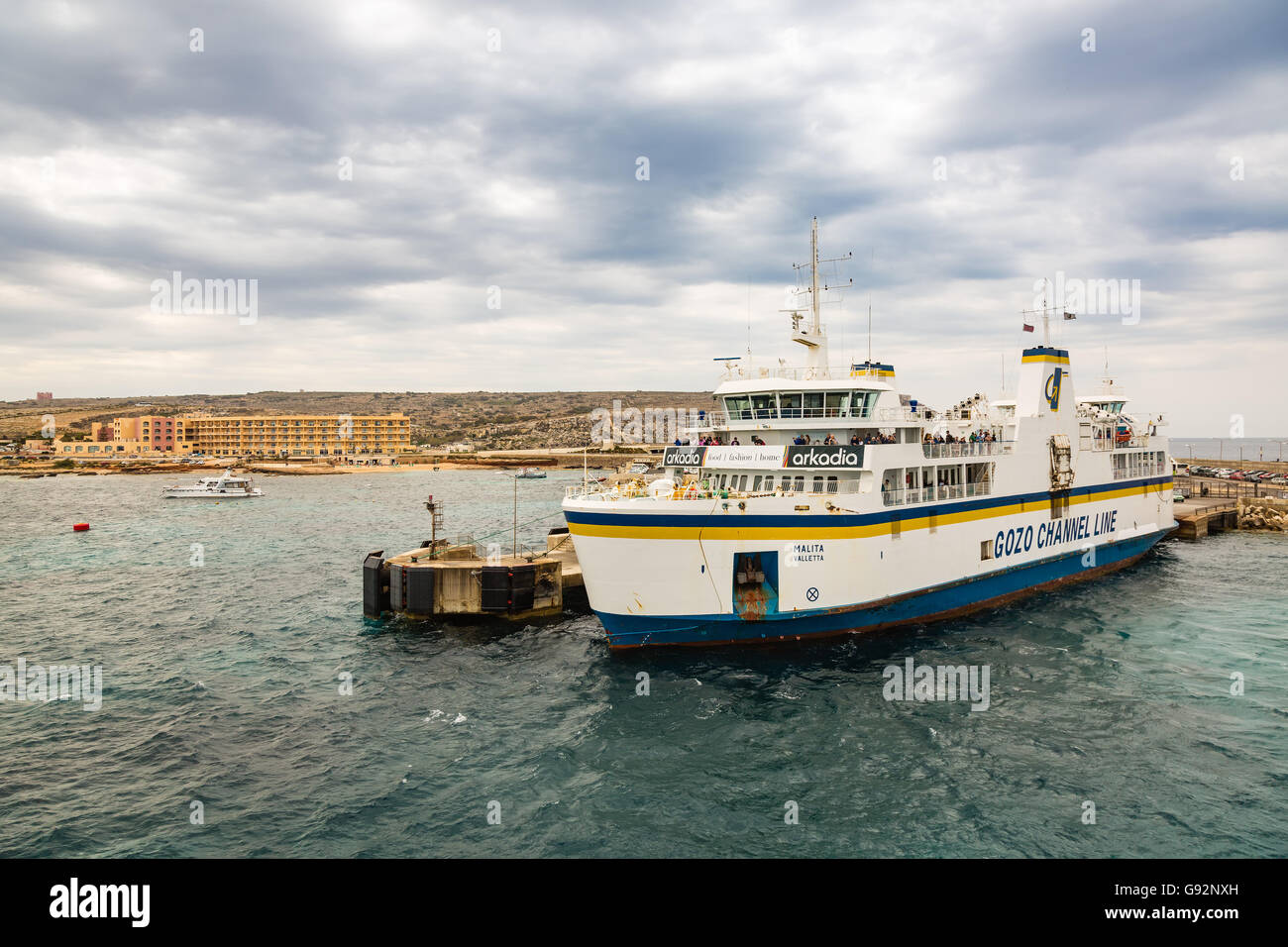 Da Cirkewwa, Malta - 06 maggio 2016: traghetti tra le isole di Malta e Gozo trasporta persone e automobili sistema shuttle. Foto Stock