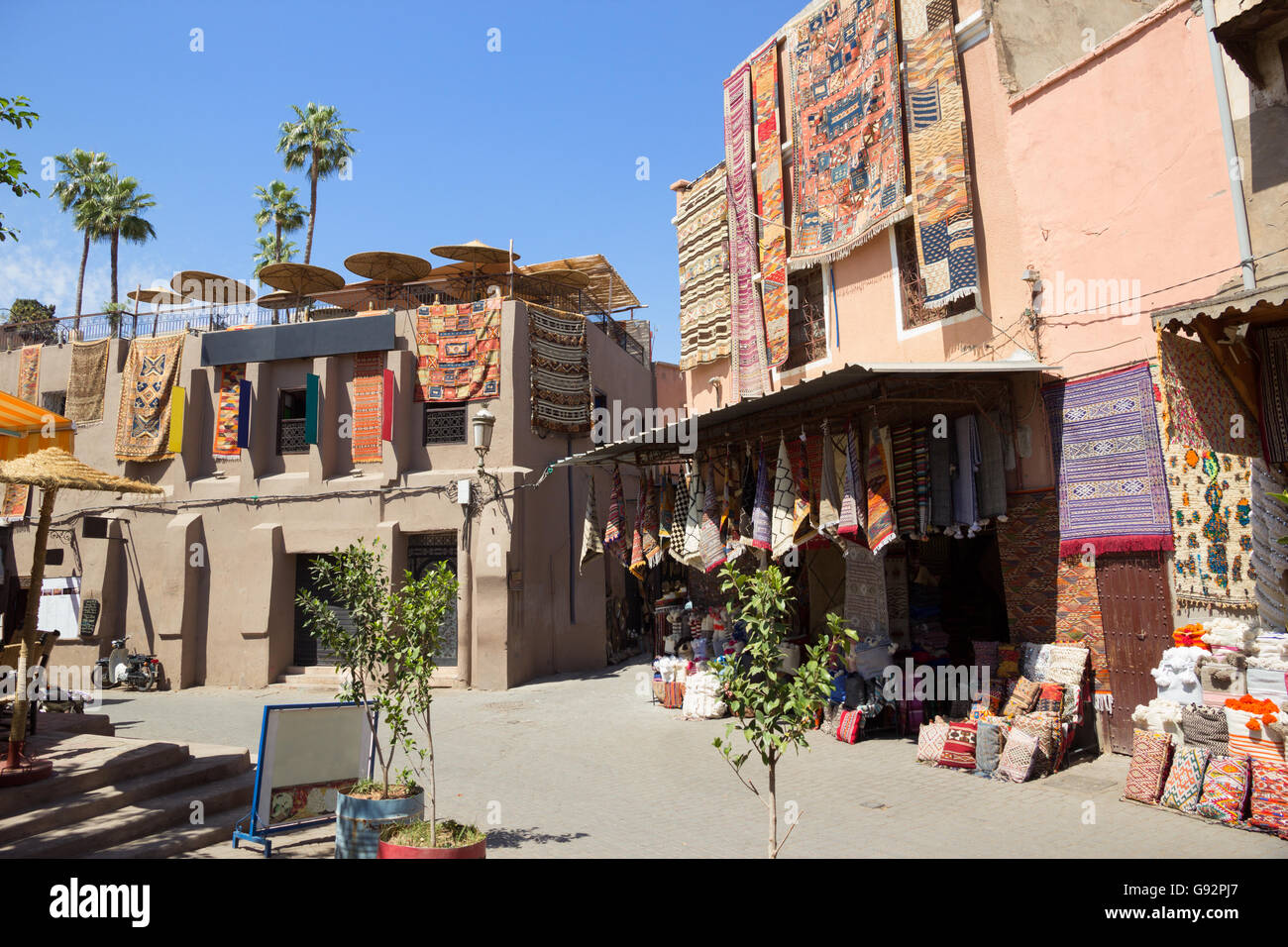 Marocchino tradizionale tessili per la vendita nel souk di Marrakech, Marocco Foto Stock