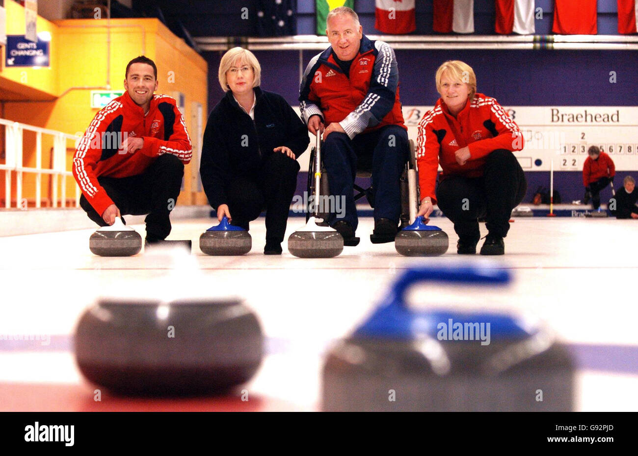 Il ministro dello sport Patricia Ferguson (2° a sinistra) incontra L a R David Murdoch, Frank Duffy e Rhona Martin prima di dirigersi ai Giochi Olimpici e Paralimpici invernali del 2006 come parte del Team GB. Braehead Curling Rink, Glasgow, martedì 31 gennaio 2006. Vedi storia della PA SCOTLAND Olimpiadi STAMPA ASSOCIAZIONE FOTO. IL CREDITO FOTOGRAFICO DOVREBBE ESSERE DANNY Lawson /PA Foto Stock