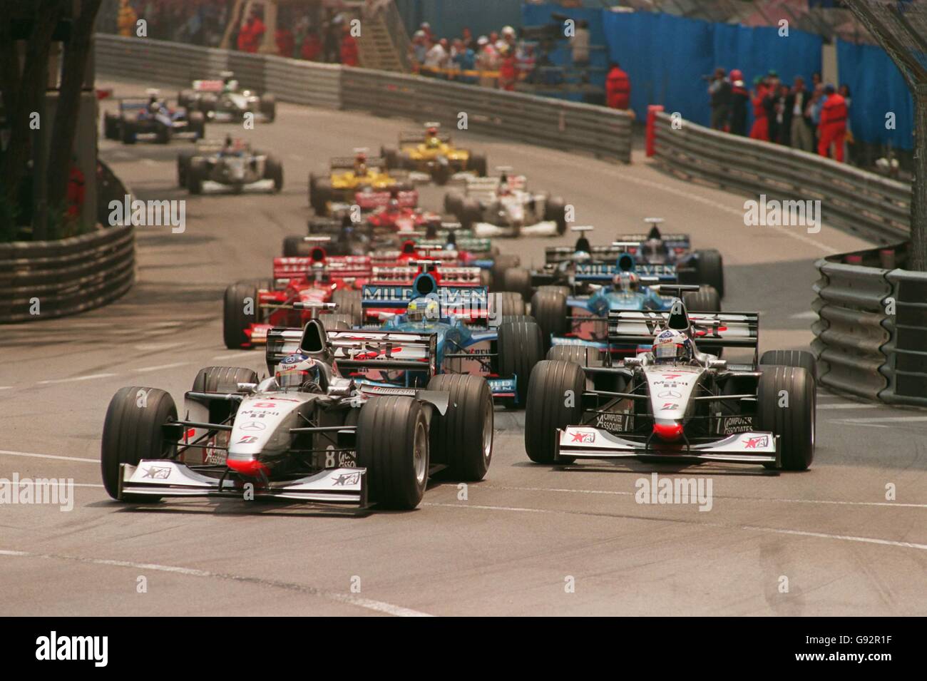 Formula uno Motor Racing - Gran Premio di Monaco. Mika Hakkinen conduce alla prima curva Foto Stock