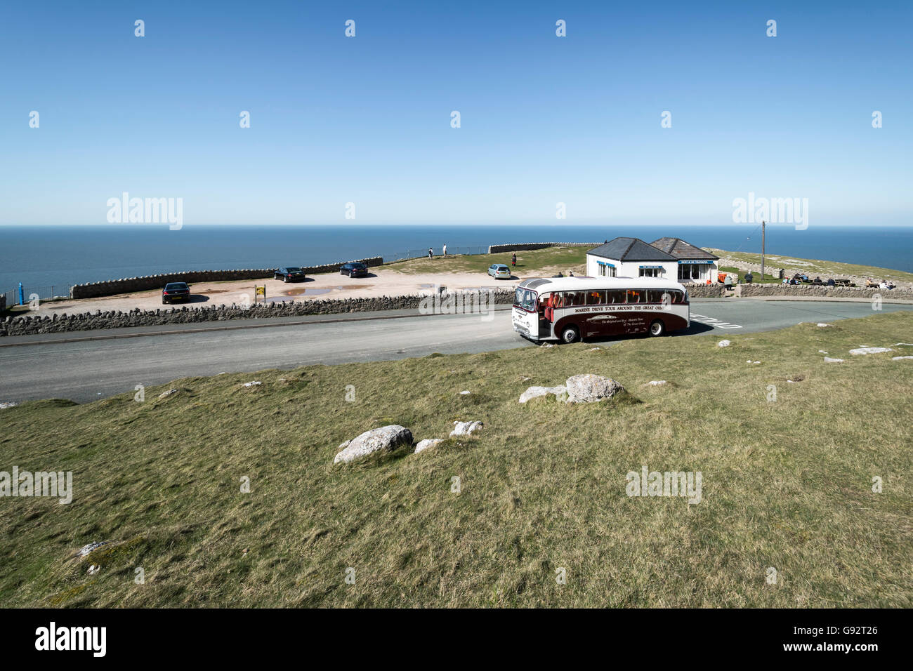 Leyland tigrotto 1958 Duple corposo vintage coach sul Marine Drive vicino al resto ed essere grati coffee shop Foto Stock