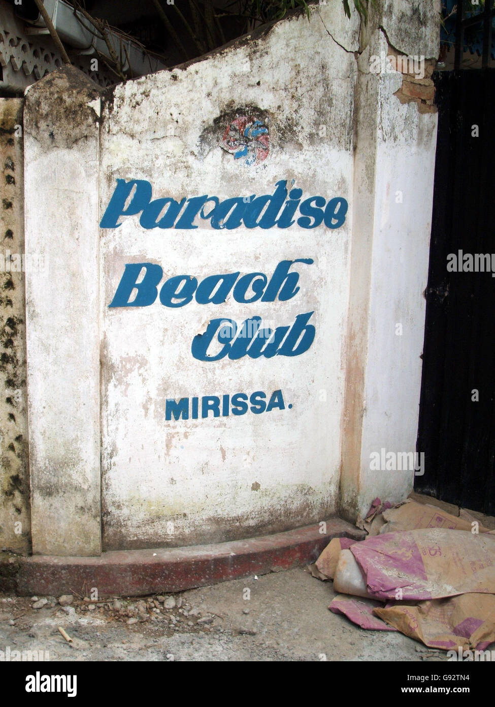L'hotel Paradise Beach Club a Mirissa, domenica 25 dicembre 2005, dove la coppia britannica Rosie e Brian Lowe stavano alloggiando quando lo tsunami ha colpito lo scorso Boxing Day. La coppia che ha truffato la morte quando lo tsunami è crollato nel piccolo villaggio dello Sri Lanka è tornata a ringraziare la gente del posto che ha contribuito a salvare la loro vita. Brian e Rosie Lowe erano in vacanza sulla costa meridionale dell'isola quando lo tsunami ha colpito. In una straordinaria svolta di eventi, non solo riuscirono a sopravvivere alle onde maree che hanno distrutto il loro hotel, ma con l'aiuto di un politico locale e la gentilezza del Foto Stock