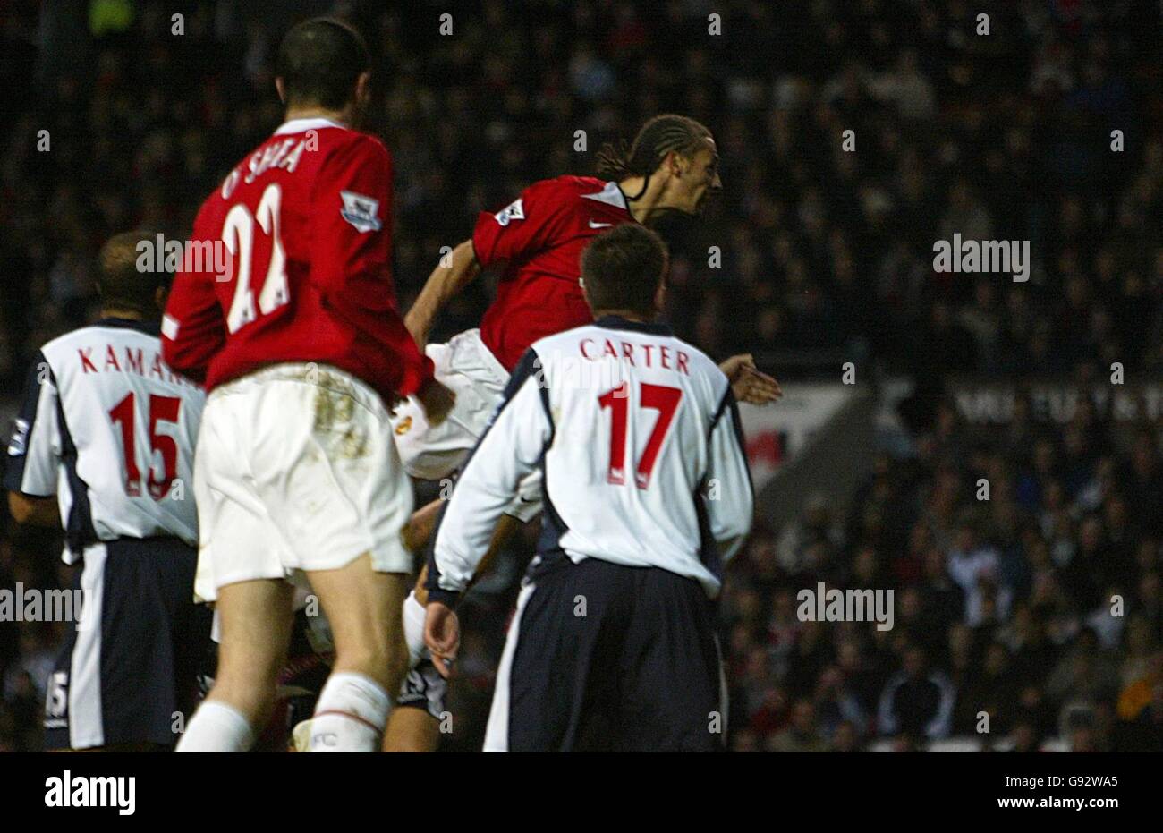 Calcio - fa Barclays Premiership - Manchester United / West Bromwich Albion - Old Trafford. Rio Ferdinand del Manchester United segna il secondo obiettivo del gioco Foto Stock