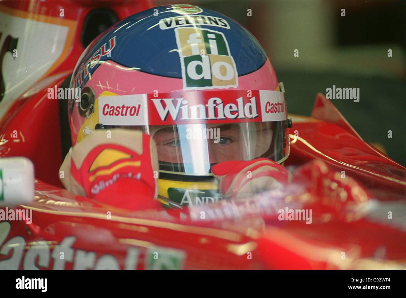 Formula uno Motor Racing - Gran Premio del Canada - Qualifiche. Jacques Villeneuve strofinò la visiera prima di prendere in pista Foto Stock