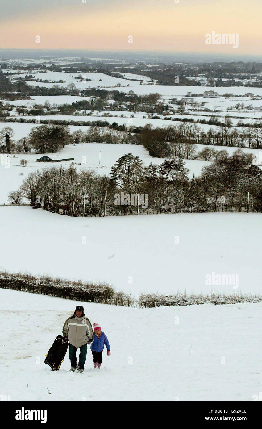 Le famiglie potranno andare in slitta su Farthing Hill, vicino a Hythe a Kent, mercoledì 28 dicembre 2005, dopo un'altra notte di neve che si trova a sud-est. La Gran Bretagna è stata braced per più blasti ghiacciati stasera con condizioni anche più fredde - e la neve pesante - probabilmente domani. Vedi PA Story WTHER Snow. PREMERE ASSOCIAZIONE foto. Il credito fotografico dovrebbe essere: Gareth Fuller/PA Foto Stock