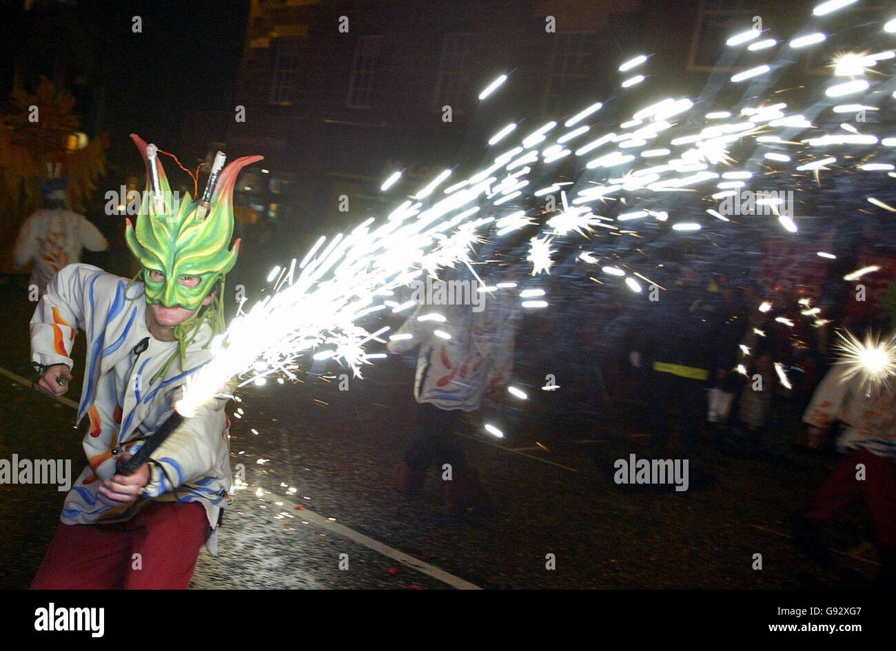 La Parata Catalana attraversa il centro di Edimburgo come parte delle celebrazioni notturne dell'Hogmanay internazionale, venerdì 30 dicembre 2005. I preparativi finali sono stati fatti stasera per una delle più grandi feste di strada del mondo nella casa di Hogmanay. Ci si aspetta che più di 100,000 festaioli si riuniranno nel centro di Edimburgo domani sera per vedere nel 2006. Vedi storia sociale di Hogmanay PA. PREMERE ASSOCIAZIONE foto. Il credito fotografico dovrebbe essere: David Cheskin/PA. Foto Stock