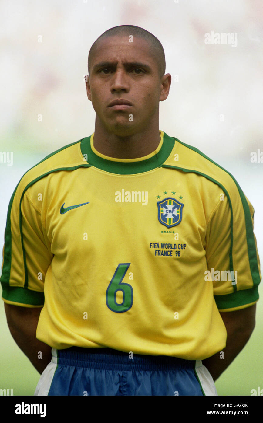 Calcio - Coppa del mondo Francia 98 - Gruppo A - Brasile / Scozia. Roberto  Carlos del Brasile Foto stock - Alamy