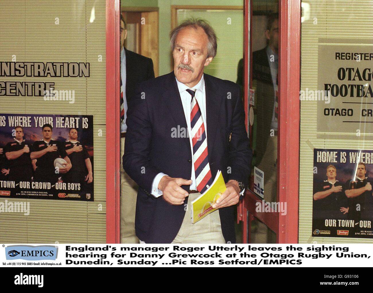 Rugby Union - Citazione udito - Otago Rugby Union, Dunedin. Il direttore inglese Roger Uttley lascia l'audizione di Danny Grewcock Foto Stock