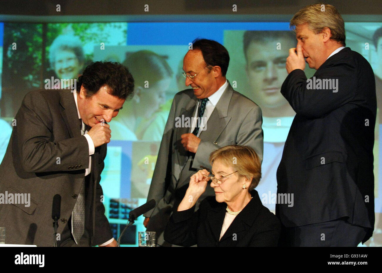 Membri del gruppo di politiche per il miglioramento del servizio pubblico; (l-r) Oliver Letwin MP, James Johnson; Presidente della British Medical Association, Baroness Perry; Presidente del gruppo, e Andrew Lansley MP presso la sede centrale della campagna del Partito conservatore nel centro di Londra, giovedì 5 gennaio 2006. Il gruppo è stato lanciato oggi come parte della revisione da parte del leader del partito David Cameron delle politiche del suo partito nei principali campi di battaglia elettorali di istruzione e salute. Vedere la storia della PA POLITICA Tories. PREMERE ASSOCIAZIONE foto. Il credito fotografico deve essere: Fiona Hanson/PA. Foto Stock