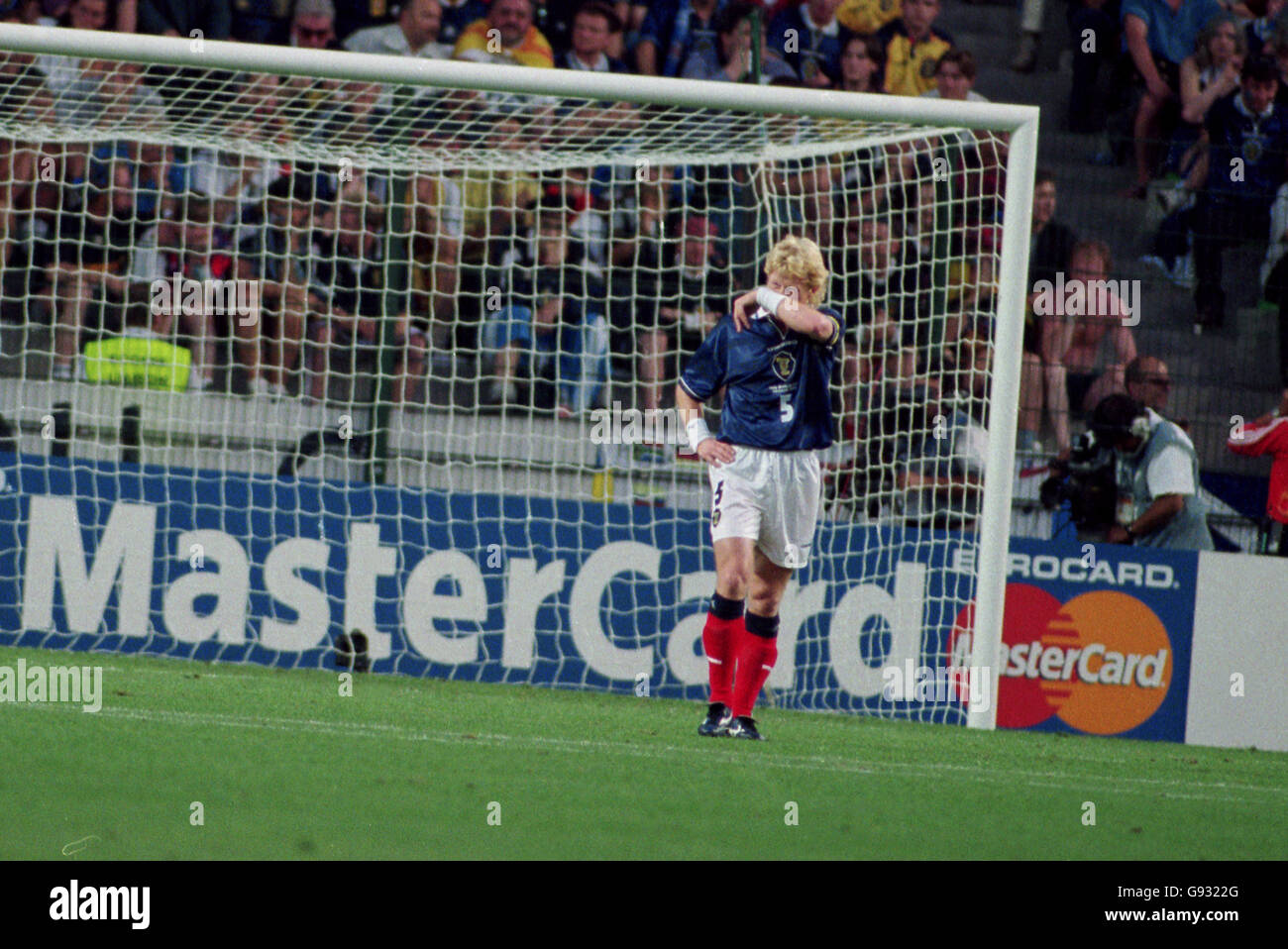 Calcio - Coppa del mondo Francia 98 - Gruppo A - Scozia contro Marocco. Un abbattuto Colin Hendry torna alla sua posizione dopo che la Scozia ha concesso il primo obiettivo Foto Stock