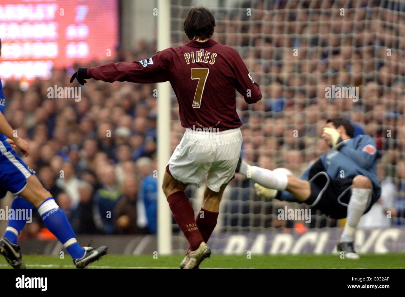 Robert Pires dell'Arsenal segna il primo gol durante la partita di fa Cup Third Round contro Cardiff a Highbury, Londra, sabato 7 gennaio 2006. PREMERE ASSOCIAZIONE foto. Il credito fotografico deve essere: Sean Dempsey/PA. Foto Stock