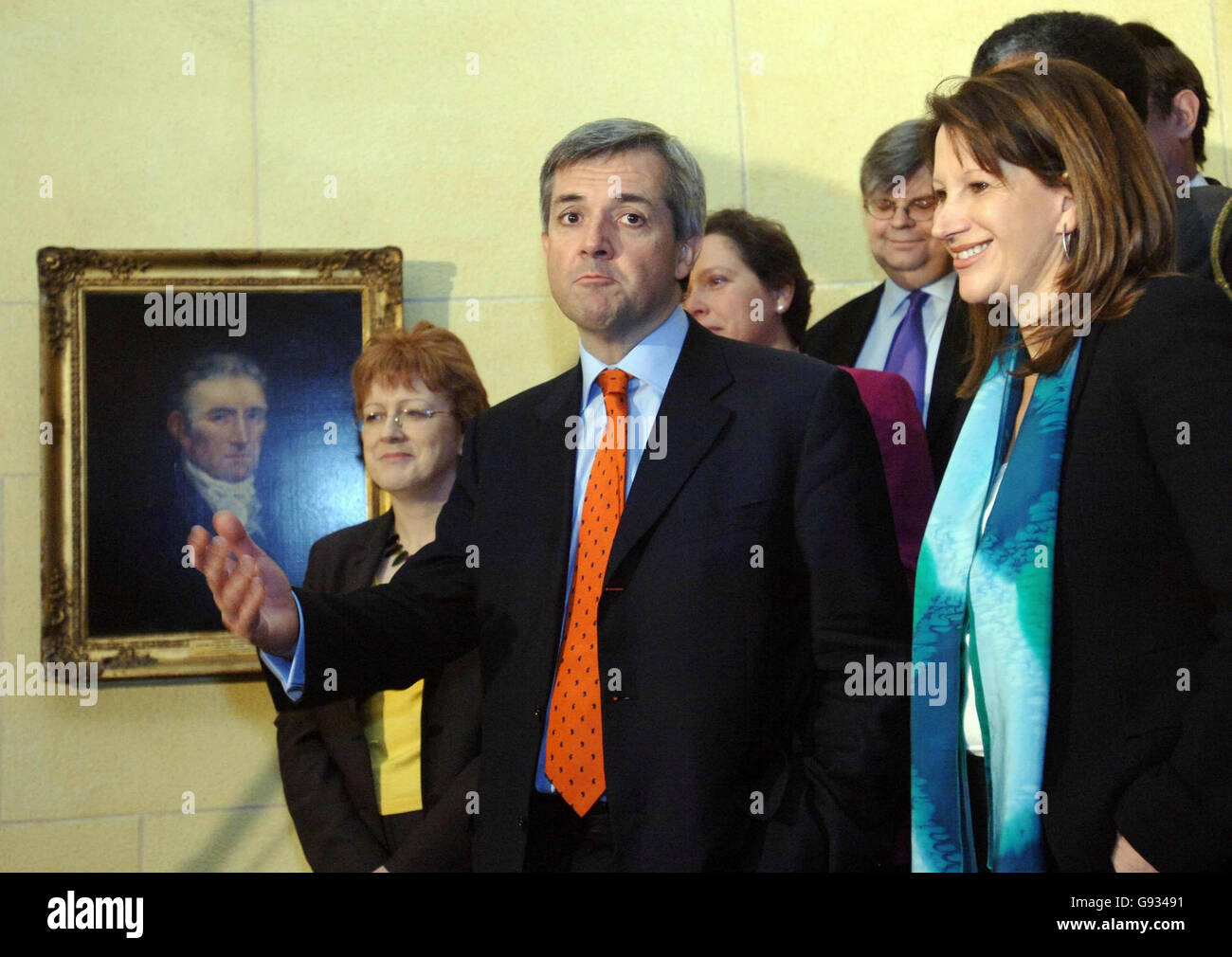 Il liberaldemocratico Chris Huhne (al centro) nel centro di Londra, venerdì 13 gennaio 2006, dove divenne il quarto concorrente, nella corsa per succedere a Charles Kennedy e disse che era tempo per il partito di fare 'un nuovo inizio'. L'ex deputato europeo, che è entrato in Parlamento solo nelle elezioni generali dello scorso anno, ha formalmente annunciato la sua candidatura di leadership dicendo che voleva introdurre un "nuovo stile politico". Vedi PA Storia POLITICA LibDems. PREMERE ASSOCIAZIONE foto. Il credito fotografico dovrebbe essere: Stefan Rousseau/PA. Foto Stock