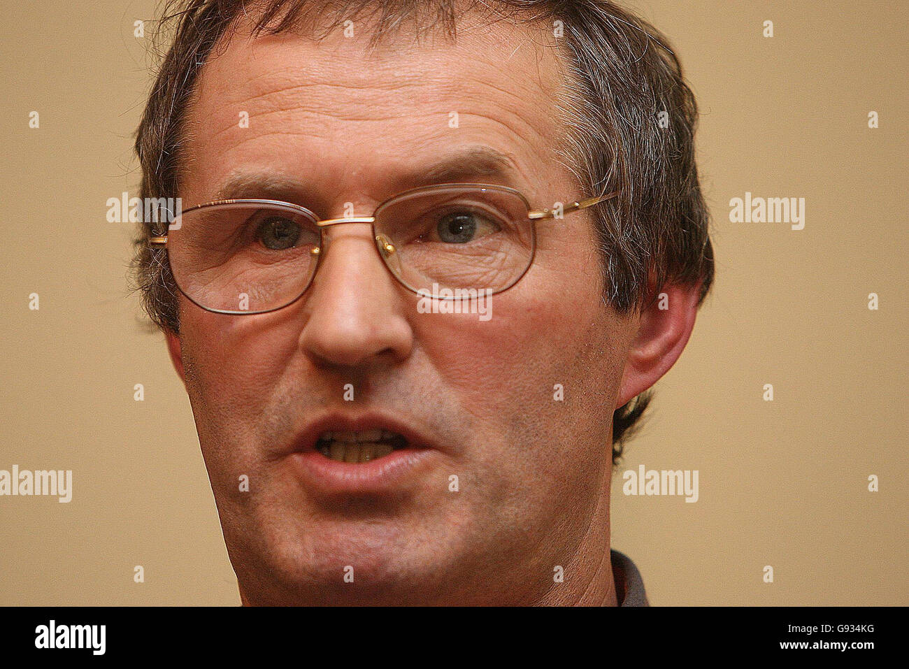 Rossport cinque membri Vincent McGrath che parlano in pubblico per la prima volta dal suo rilascio dalla prigione, al lancio di un gruppo di lobby chiamato persone prima del profitto nel centro di Dublino, Venerdì 13 gennaio 2006. Egli ha affermato che le risorse petrolifere e del gas dell'Irlanda dovrebbero essere sottratte alle multinazionali senza volto e restituite alle comunità locali. McGrath ha affermato che il governo deve annullare tutti gli accordi con le società di esplorazione negli anni '80 e '90. Vedere le Community DI AMBIENTE della storia PA. PREMERE ASSOCIAZIONE foto. Il credito fotografico dovrebbe essere: Niall Carson/PA Foto Stock