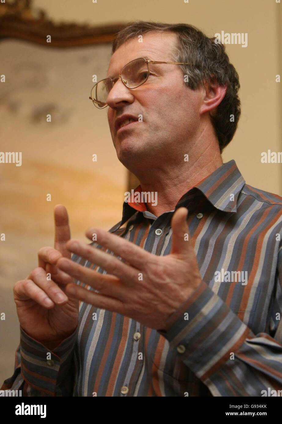 Rossport cinque membri Vincent McGrath che parlano in pubblico per la prima volta dal suo rilascio dalla prigione, al lancio di un gruppo di lobby chiamato persone prima del profitto nel centro di Dublino, Venerdì 13 gennaio 2006. Egli ha affermato che le risorse petrolifere e del gas dell'Irlanda dovrebbero essere sottratte alle multinazionali senza volto e restituite alle comunità locali. McGrath ha affermato che il governo deve annullare tutti gli accordi con le società di esplorazione negli anni '80 e '90. Vedere le Community DI AMBIENTE della storia PA. PREMERE ASSOCIAZIONE foto. Il credito fotografico dovrebbe essere: Niall Carson/PA Foto Stock