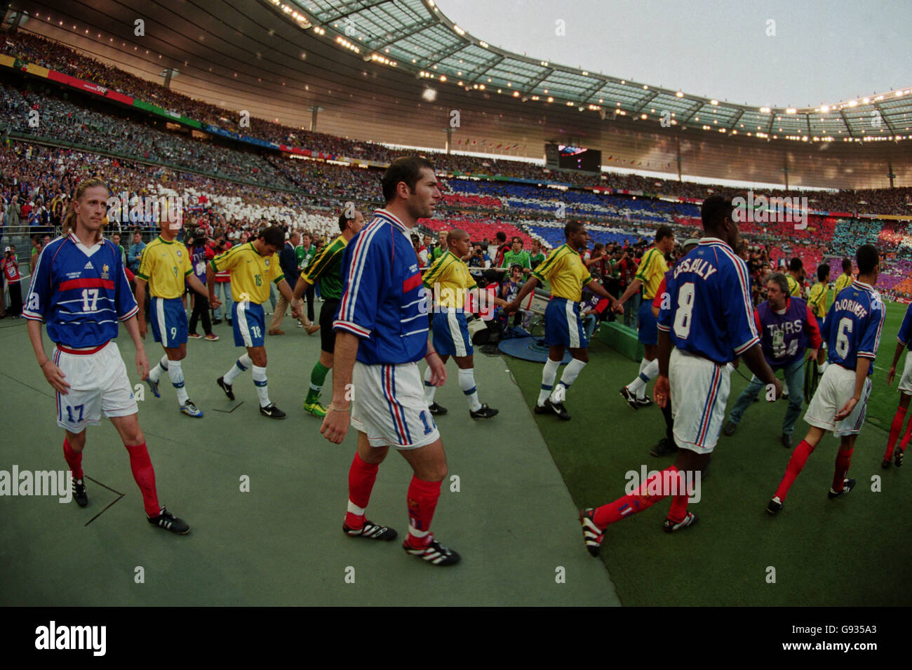 Calcio - Coppa del mondo Francia finale 98 - Brasile / Francia. Zinedine  Zidane (centro) e Emmanuel Petit (sinistra) di Francia uscire allo Stade de  France Foto stock - Alamy