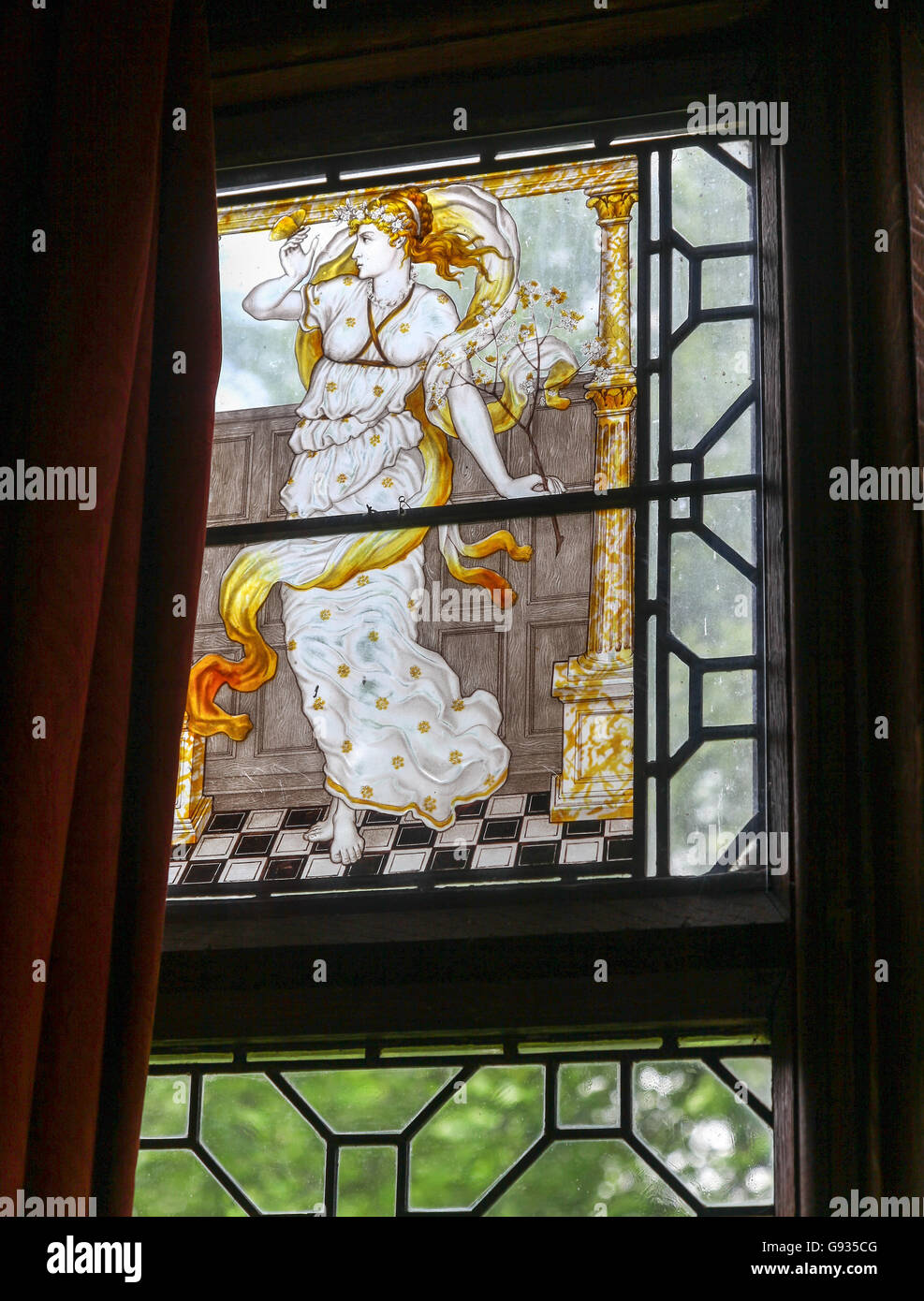 Victorian vetrate progettata da Charles Eamer Kempe al Wightwick Manor Wolverhampton West Midlands England Regno Unito Foto Stock Victorian vetrate progettata da Charles Eamer Kempe al Wightwick Manor Wolverhampton West Midlands England Regno Unito Foto Stock
