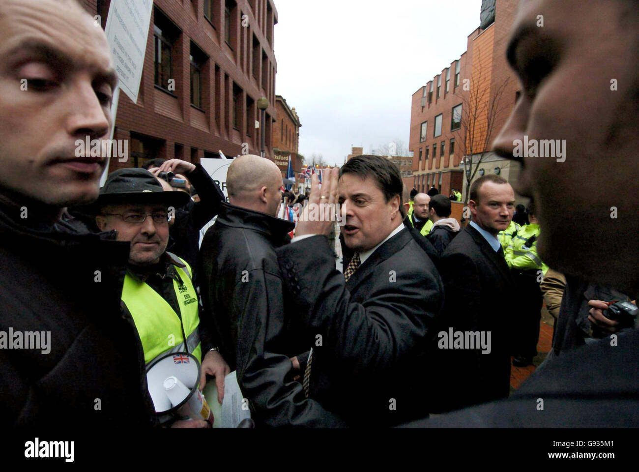 Il leader del BNP Party Nick Griffin con i suoi sostenitori alla Leeds Crown Court, lunedì 16 gennaio 2006, dove è previsto di andare in giudizio su accuse di odio razziale derivanti da un documentario in sottocopertura sul partito. Il sig. Griffin è stato accusato a seguito di un'indagine di polizia derivante dalla trasmissione del programma BBC Secret Agent, che ha visto la partecipazione di un certo numero di attivisti del BNP. Vedi PA storia COURTS BNP. PREMERE ASSOCIAZIONE foto. Il credito fotografico dovrebbe essere: John Giles/PA. Foto Stock