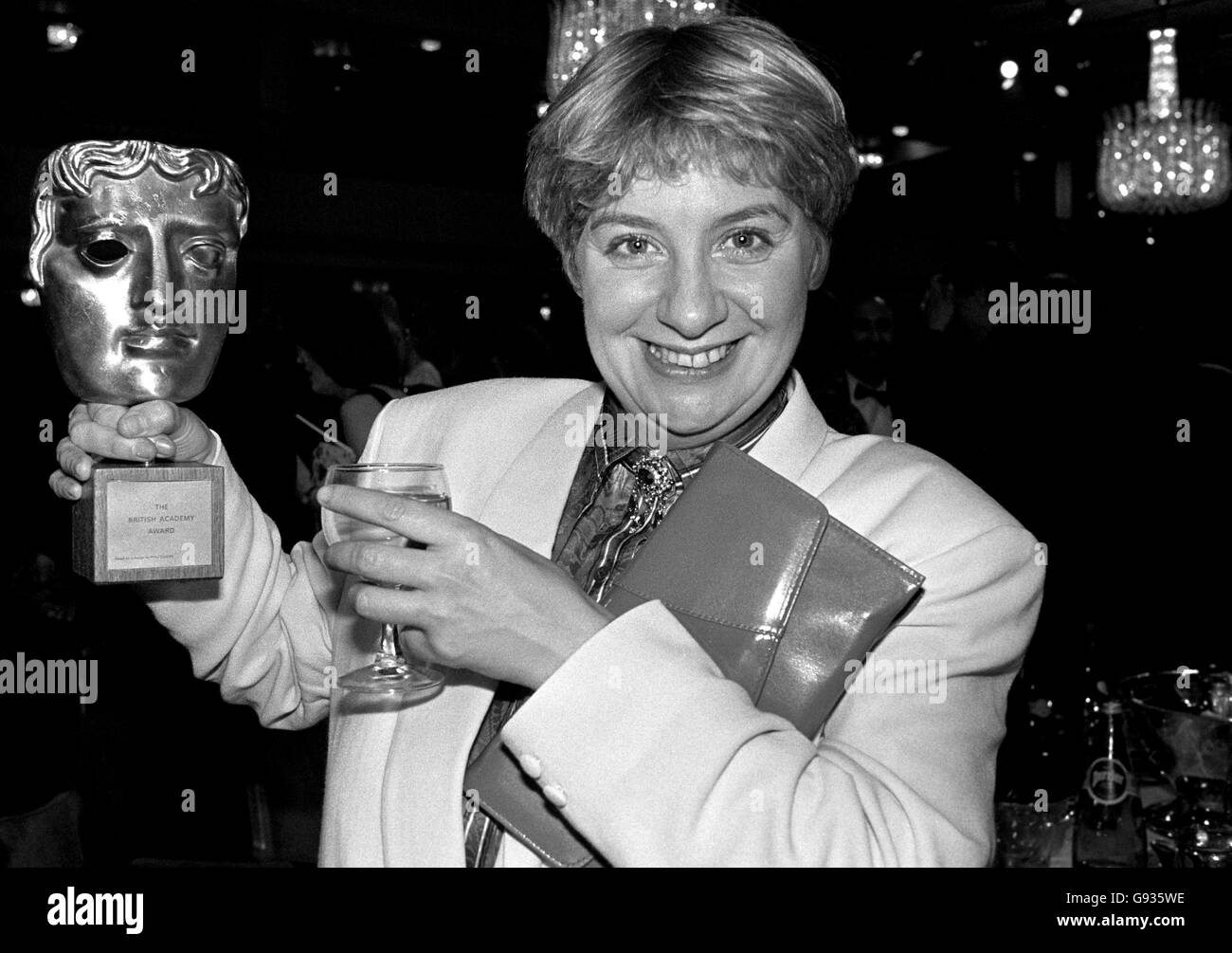 Il produttore/performer unsunting Victoria Wood, con il suo premio BAFTA per la migliore prestazione di intrattenimento luminoso per 'Victoria Wood come visto in TV'. Foto Stock