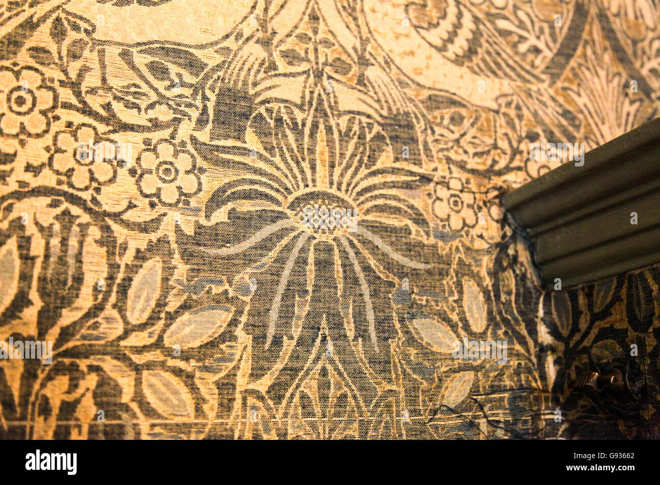 Un tessuto per arredamento in doppio tessuto di seta e lana con motivo dove e Rose disegnato da William Morris presso Wightwick Manor Foto Stock