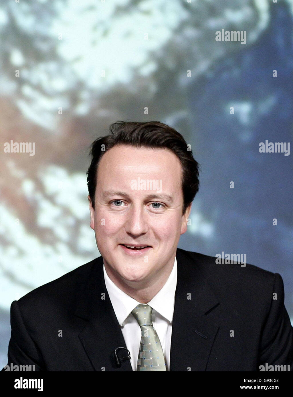 Leader del partito conservatore David Cameron dopo aver dimostrato come cambiare le forniture di energia domestica a un fornitore di energia rinnovabile online a sostegno della Climate Change Now Campaign, Londra. Foto Stock