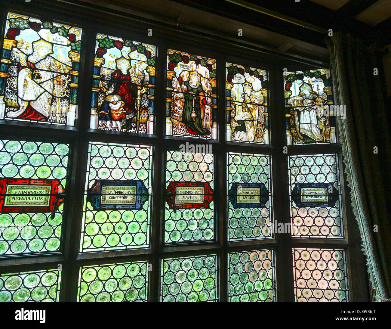 Victorian vetrate progettata da Charles Eamer Kempe al Wightwick Manor Wolverhampton West Midlands England Regno Unito Foto Stock Victorian vetrate progettata da Charles Eamer Kempe al Wightwick Manor Wolverhampton West Midlands England Regno Unito Foto Stock