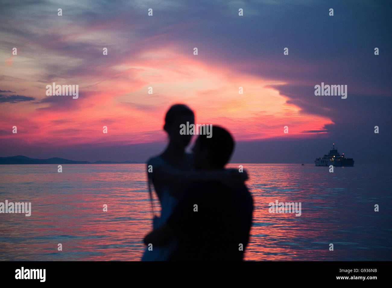 Coppia romantica sulla città di Zadar al tramonto colorato su sfondo - Croazia Foto Stock