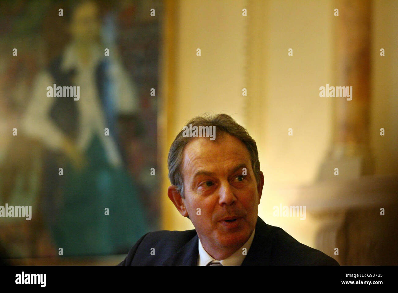 Il primo ministro britannico Tony Blair partecipa a una tavola rotonda con John Hutton, a Downing Street, Londra, giovedì 19 gennaio 2006. Il Premier britannico, insieme al suo Segretario di Stato per il lavoro e le pensioni, ha incontrato i leader delle città per discutere le misure previste per affrontare le sacche di estrema privazione nelle città interne, prima della pubblicazione del Libro verde sulla riforma del benessere. Vedere PA storia POLITICA Welfare. PREMERE ASSOCIAZIONE foto. Il credito fotografico dovrebbe essere: Chris Young/ WPA rota /PA Foto Stock