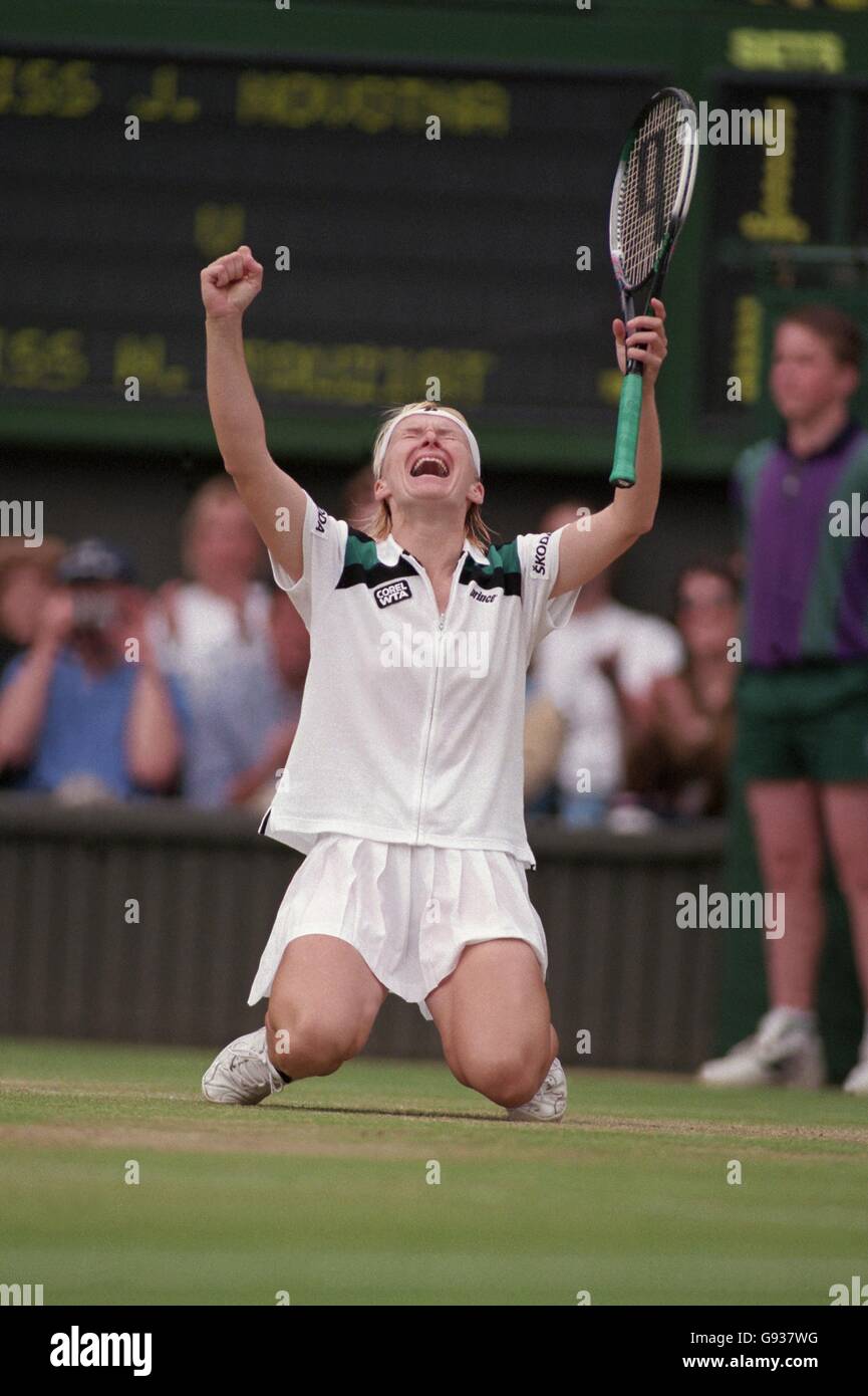 Jana Novotna affonda alle ginocchia mentre celebra la vittoria la finale femminile Foto Stock