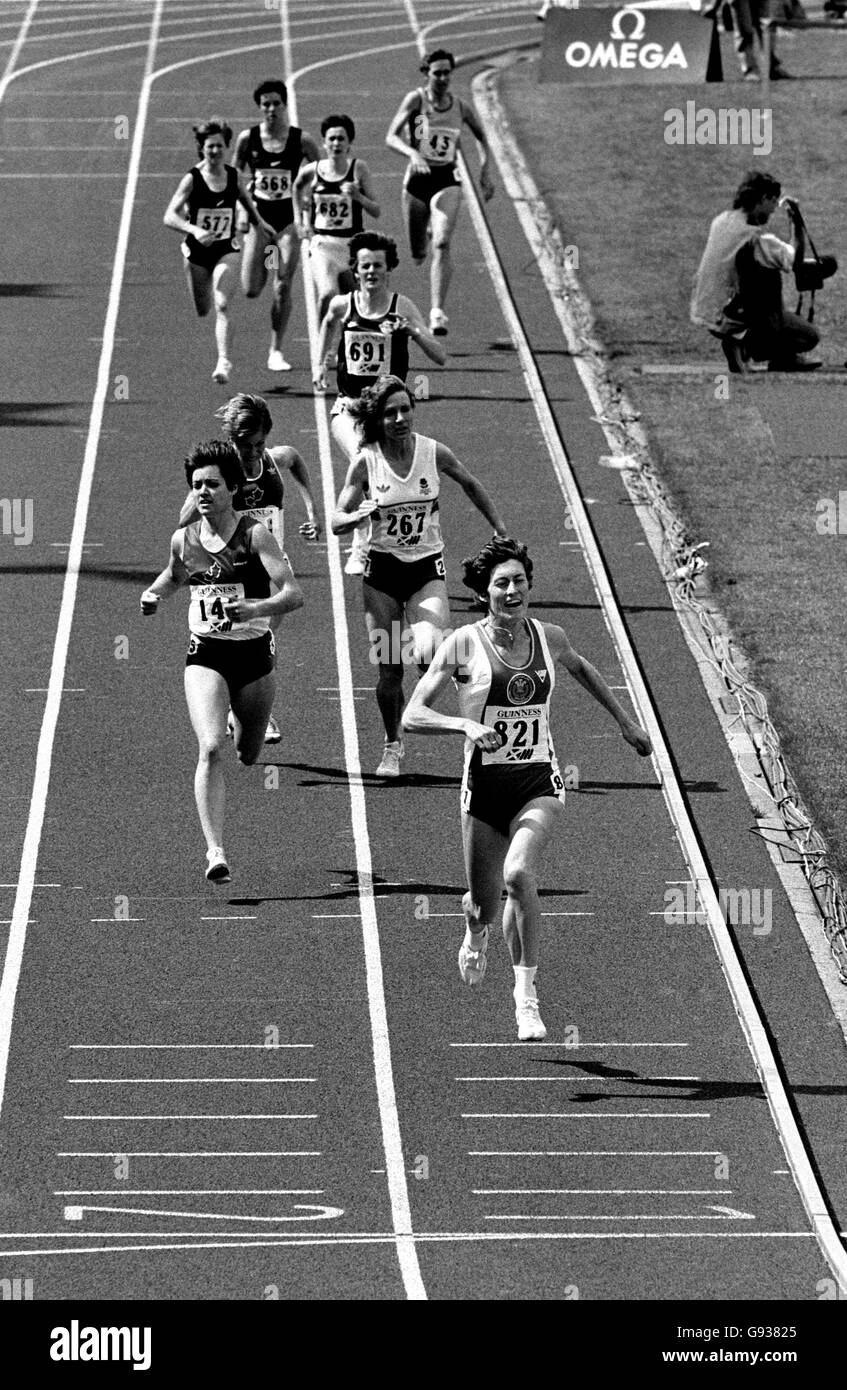 Kirsty Wade lo ha reso un doppio d'oro per il Galles, come lei guida il campo attraverso la linea nei 1,500 metri. Kirsty divenne la prima donna nella storia dei Giochi del Commonwealth a tirare fuori un doppio di 800 e 1,500 metri. Foto Stock