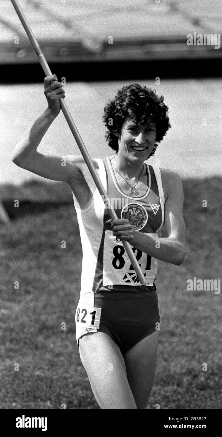 Kirsty Wade lo ha reso una doppia dorata per il Galles quando è diventato la prima donna nella storia dei giochi del Commonwealth a tirare fuori un doppio di 800 e 1,500 metri. Foto Stock