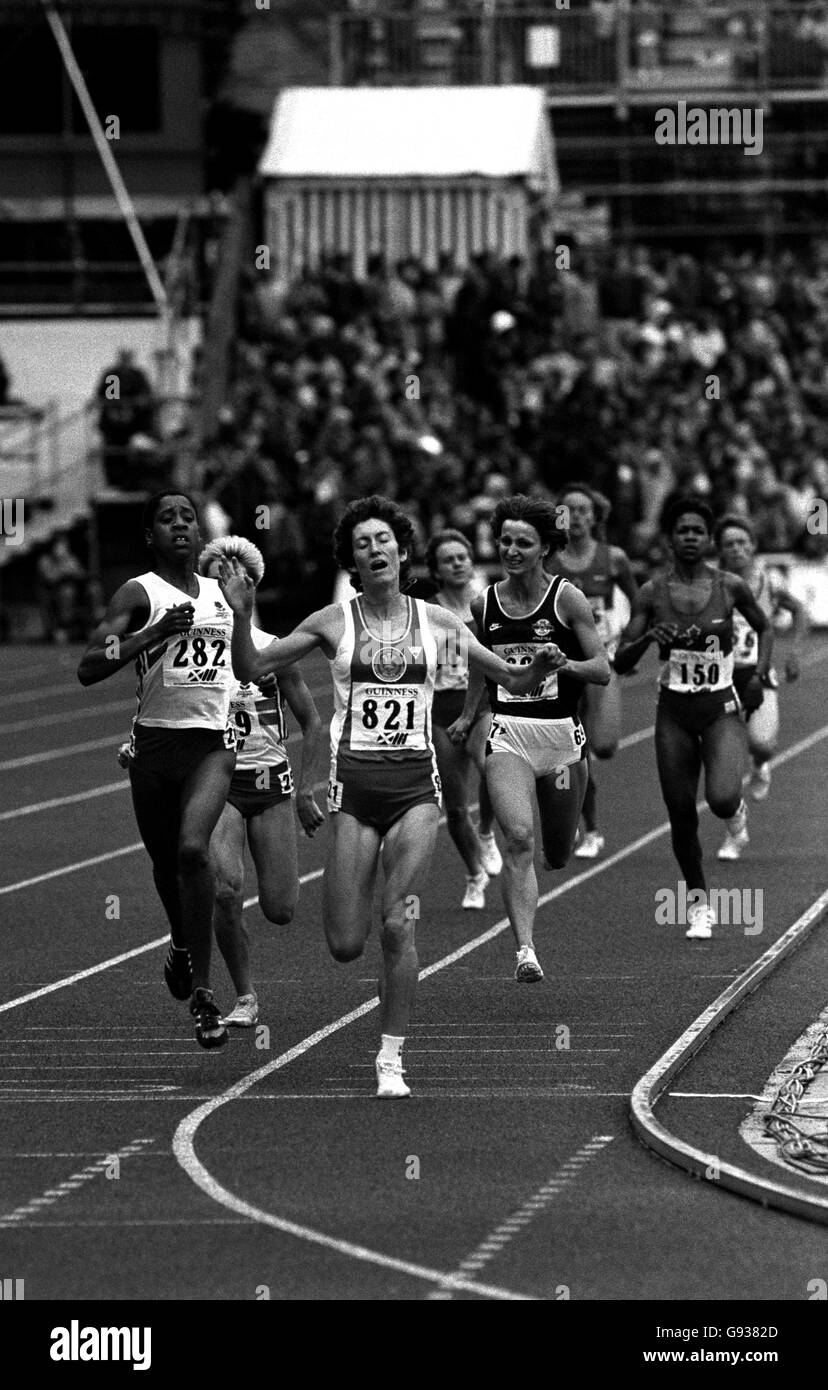 Kirsty Wade vince i 800 metri, con Diana Edwards (a sinistra) e Anne Purvis (a destra). Kirsty lo fece un doppio d'oro per il Galles quando divenne la prima donna nella storia dei Giochi del Commonwealth a tirare fuori un doppio di 800 e 1,500 metri. Foto Stock