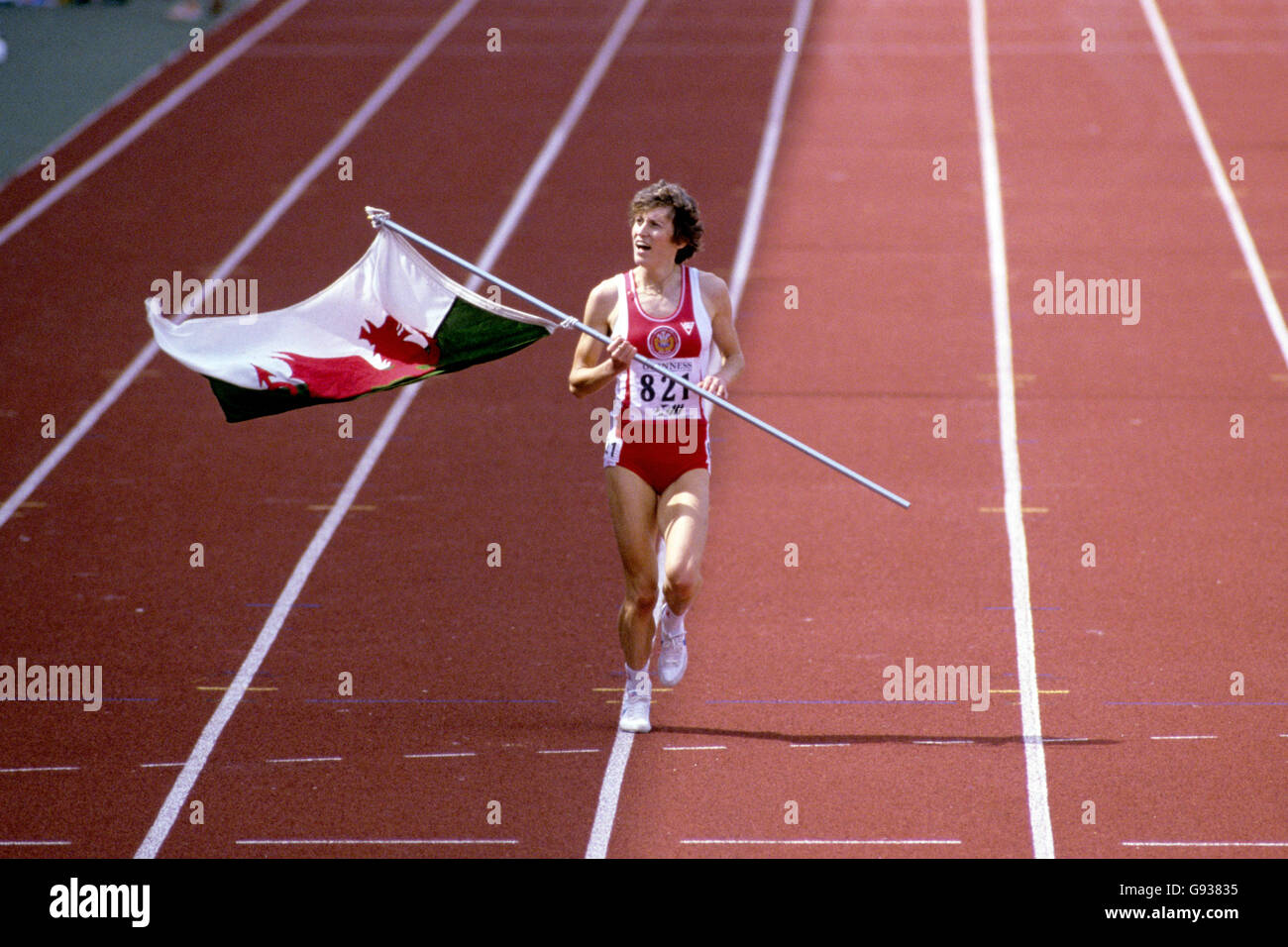 Il Wales's Kirsty Wade fa un giro d'onore con il Bandiera gallese dopo aver vinto l'oro nei 1500m donne Foto Stock