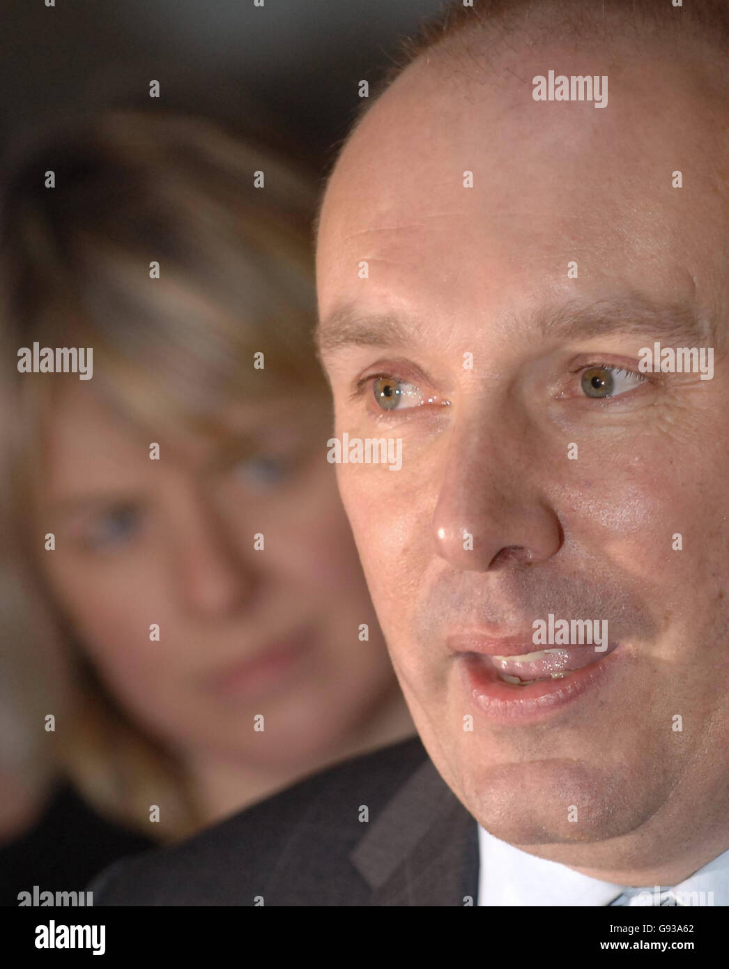 Il filer della biblioteca datato 10/1/05 di Belinda Oaten (a sinistra) guardando suo marito Mark annunciare che stava per stare in piedi per la leadership dei liberal democratici. Il deputato si è dimesso come portavoce del partito per gli affari interni su un affare con un ragazzo in affitto, sabato 21 gennaio 2006. Vedi PA storia POLITICA Oaten. PREMERE ASSOCIAZIONE foto. Il credito fotografico dovrebbe essere: Stefan Rousseau./PA Foto Stock