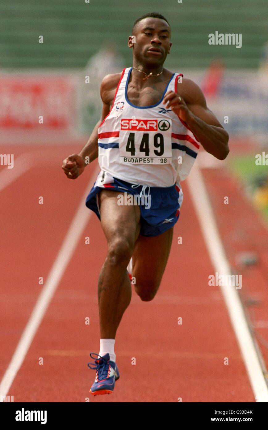 Solomon Wariso della Gran Bretagna lotta durante il suo calore del 400 m. Foto Stock