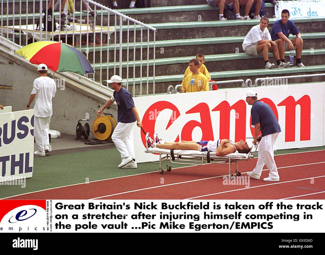 Nick Buckfield della Gran Bretagna è decollato una barella dopo essersi ferì a competere nella volta del palo Foto Stock