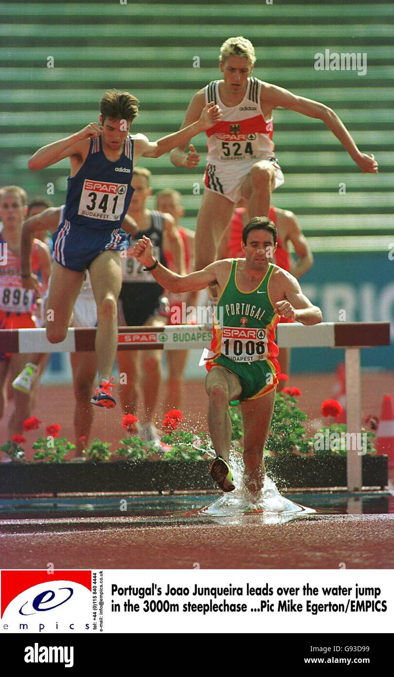 Atletica - 17° Campionato europeo - Budapest. Il Portogallo Joao Junqueira conduce oltre il salto d'acqua nella steeplechase 3000 m. Foto Stock