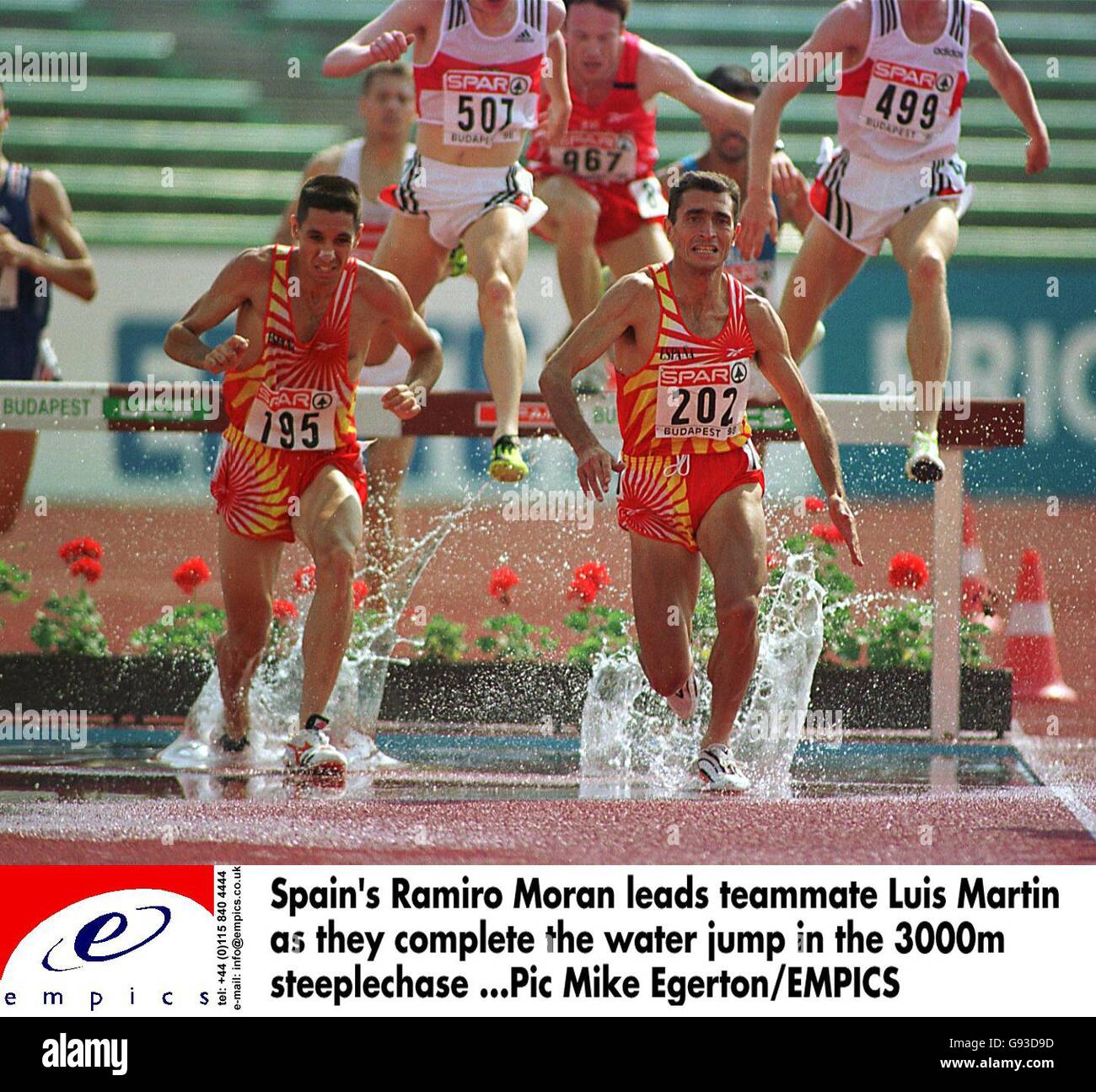 Ramiro Moran, spagnolo, guida il compagno di squadra Luis Martin mentre completano il salto in acqua nella steeplechase 3000m Foto Stock
