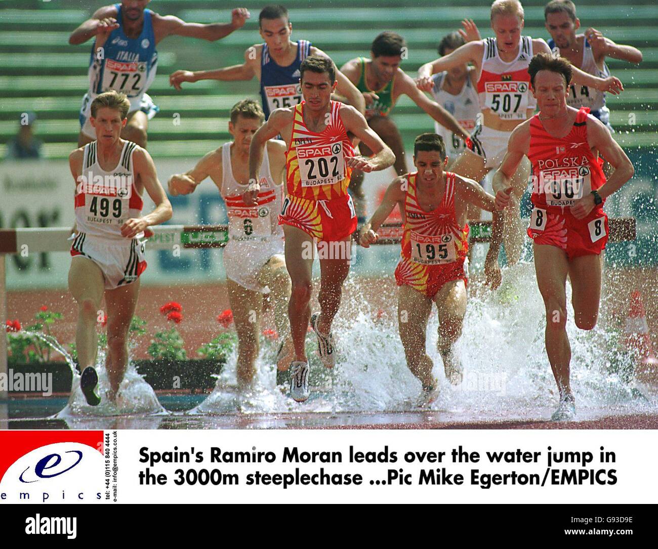 Atletica - 17° Campionato europeo - Budapest. Il Ramiro Moran della Spagna conduce sopra il salto dell'acqua nella steeplechase 3000 m. Foto Stock